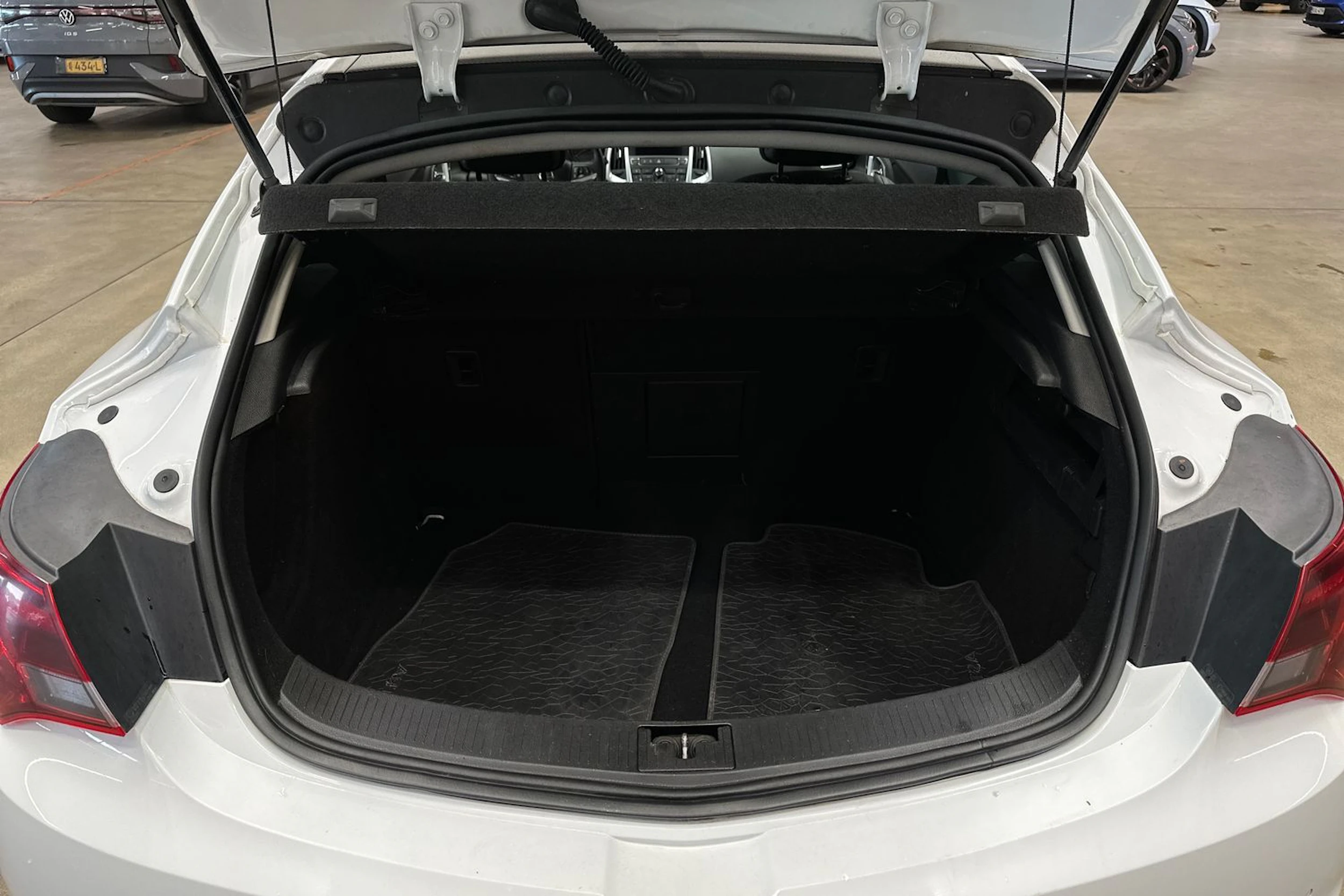 valkoinen Opel Astra 2015 kuva 22.
