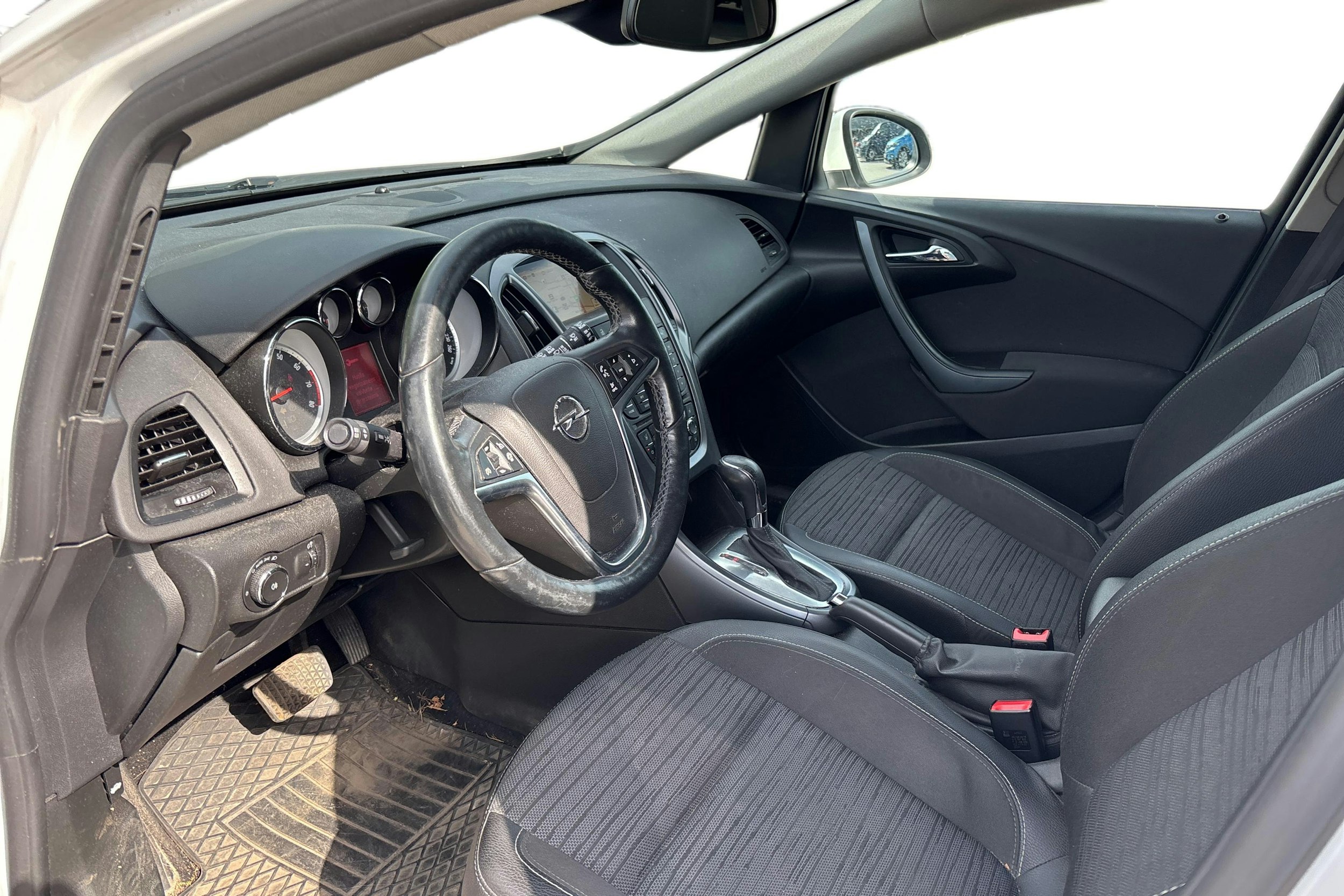 valkoinen Opel Astra 2016 kuva 3.