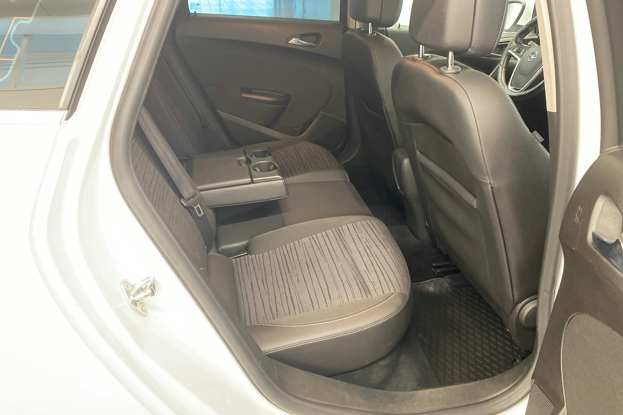 valkoinen Opel Astra 2016 kuva 15.