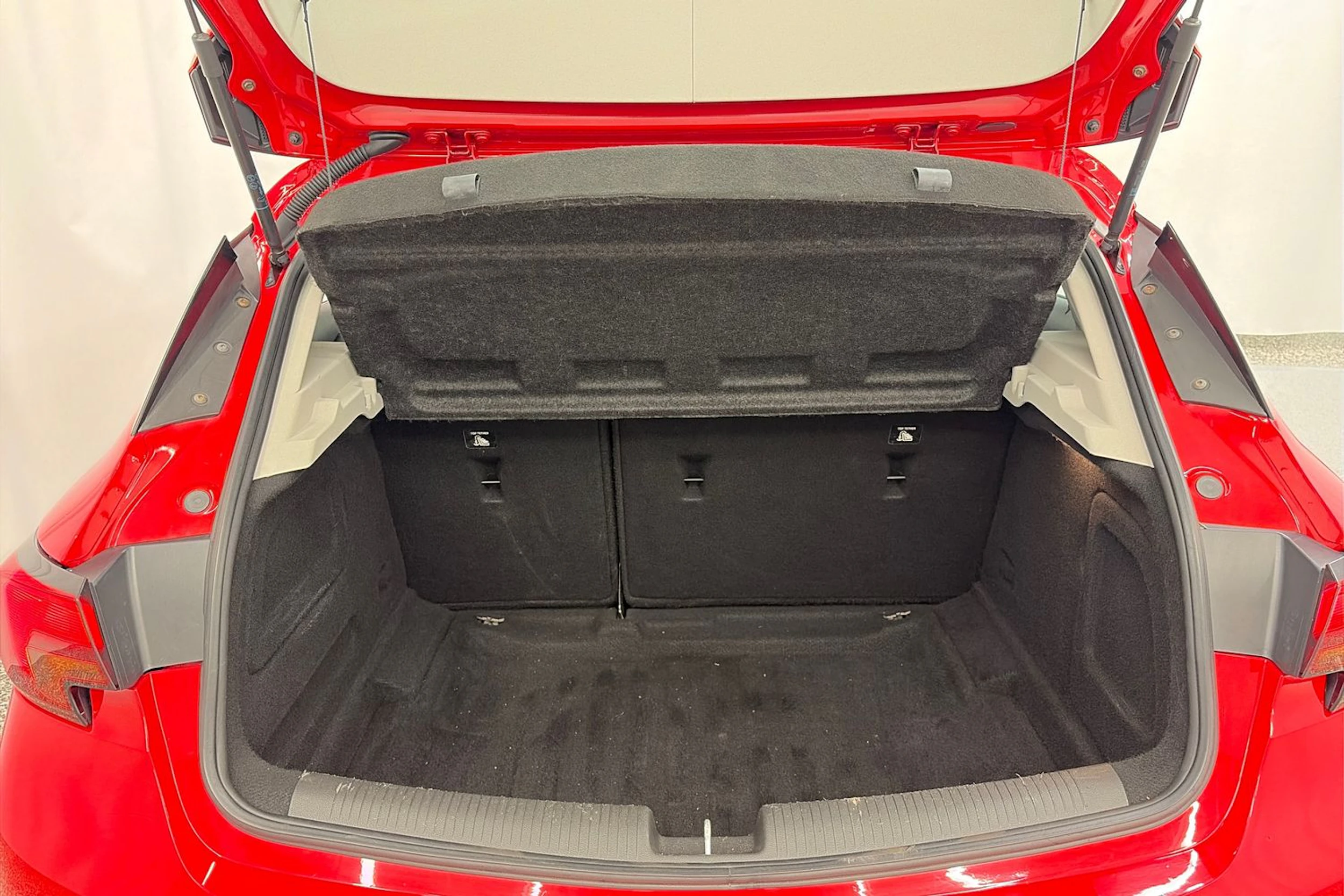 punainen Opel Astra 2016 kuva 11.