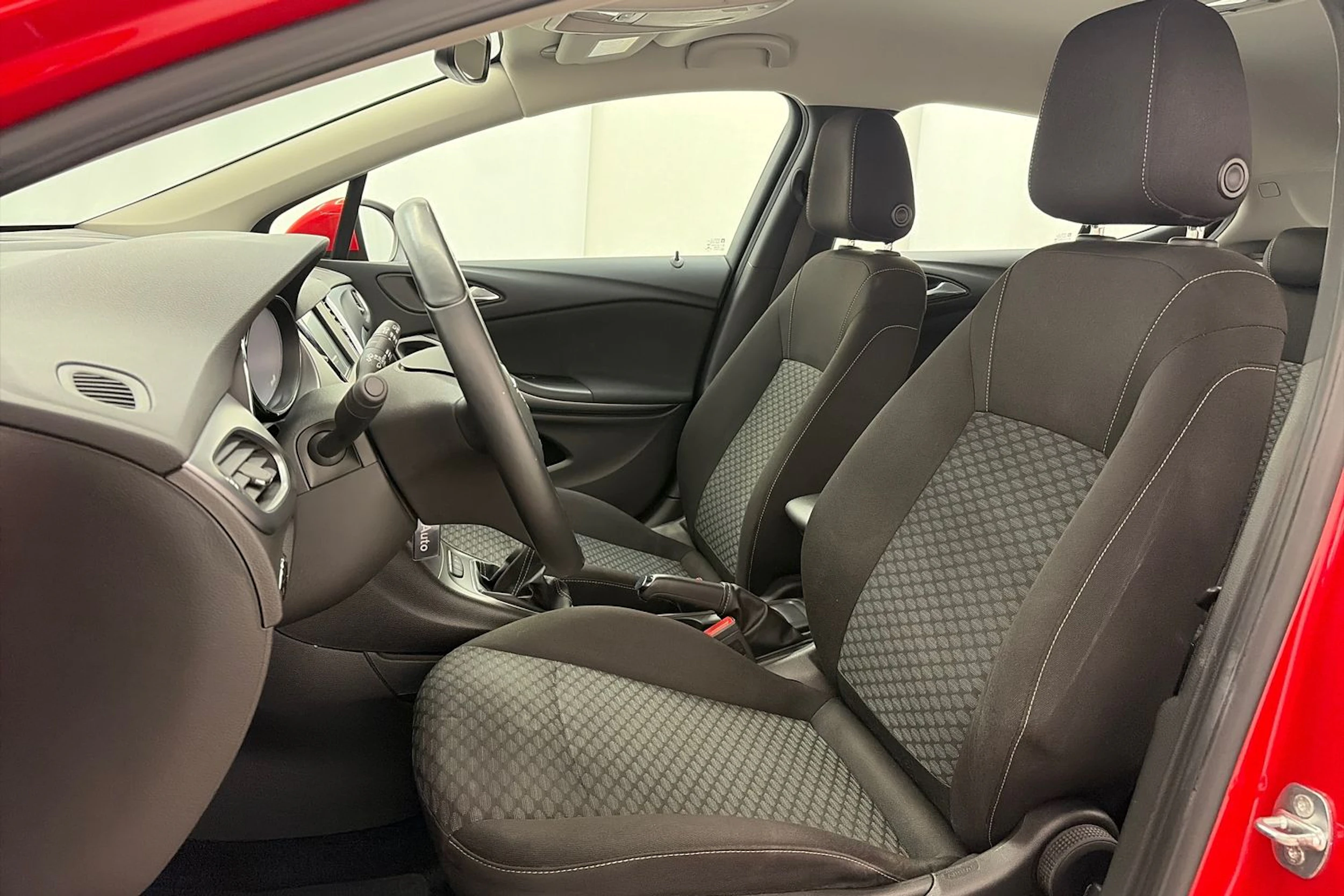 punainen Opel Astra 2016 kuva 12.