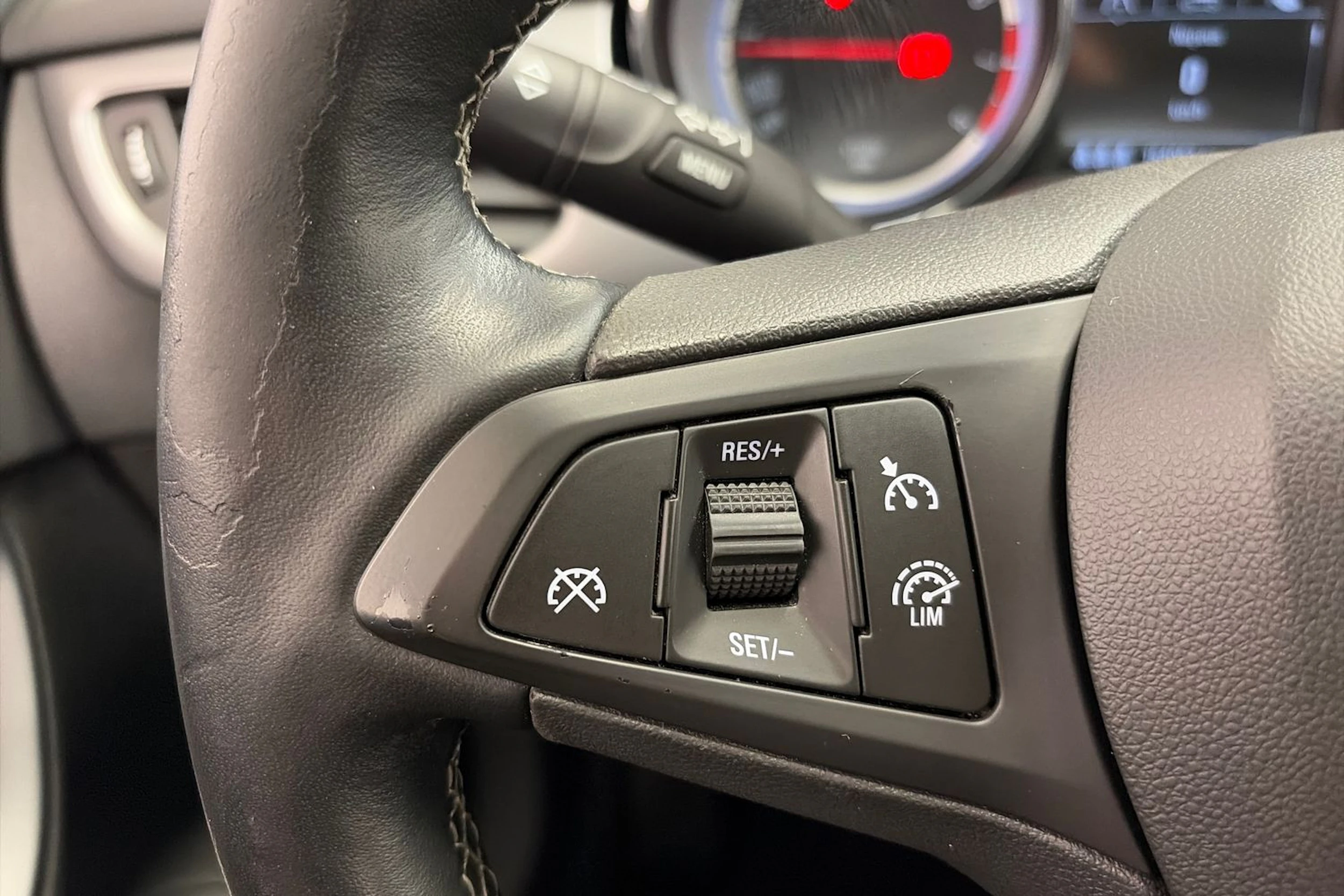 punainen Opel Astra 2016 kuva 14.
