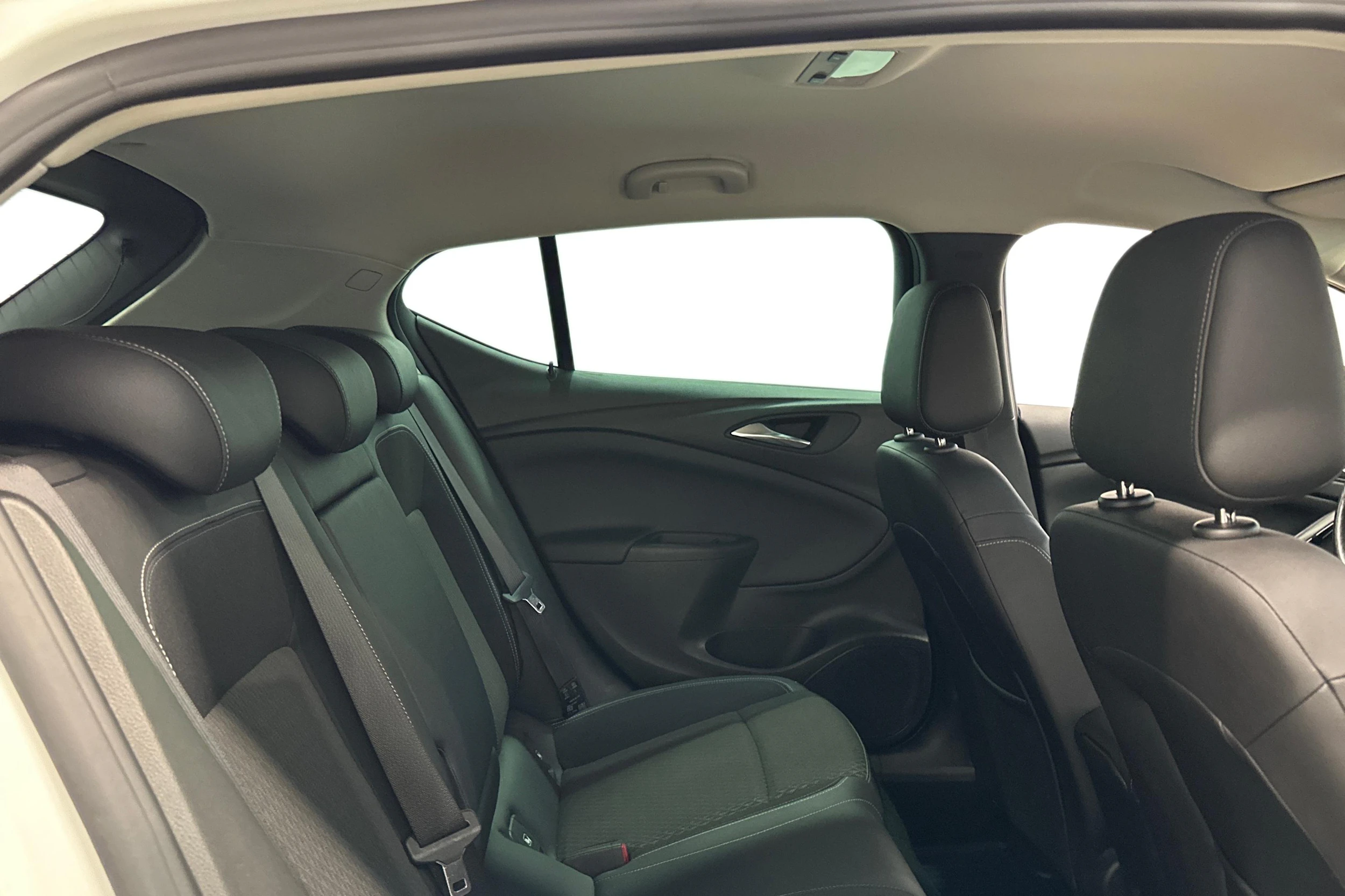 valkoinen Opel Astra 2017 kuva 9.