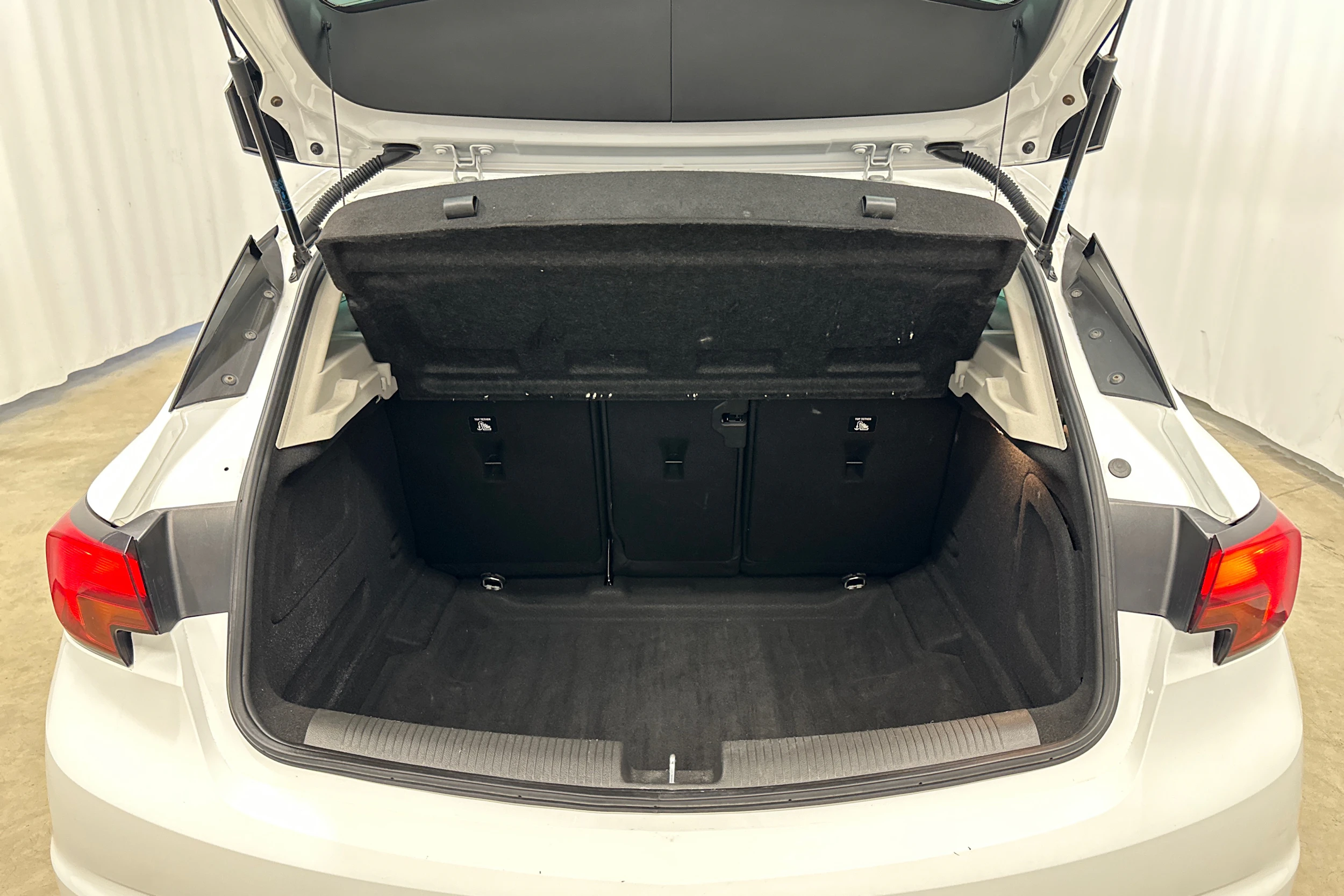 valkoinen Opel Astra 2017 kuva 24.