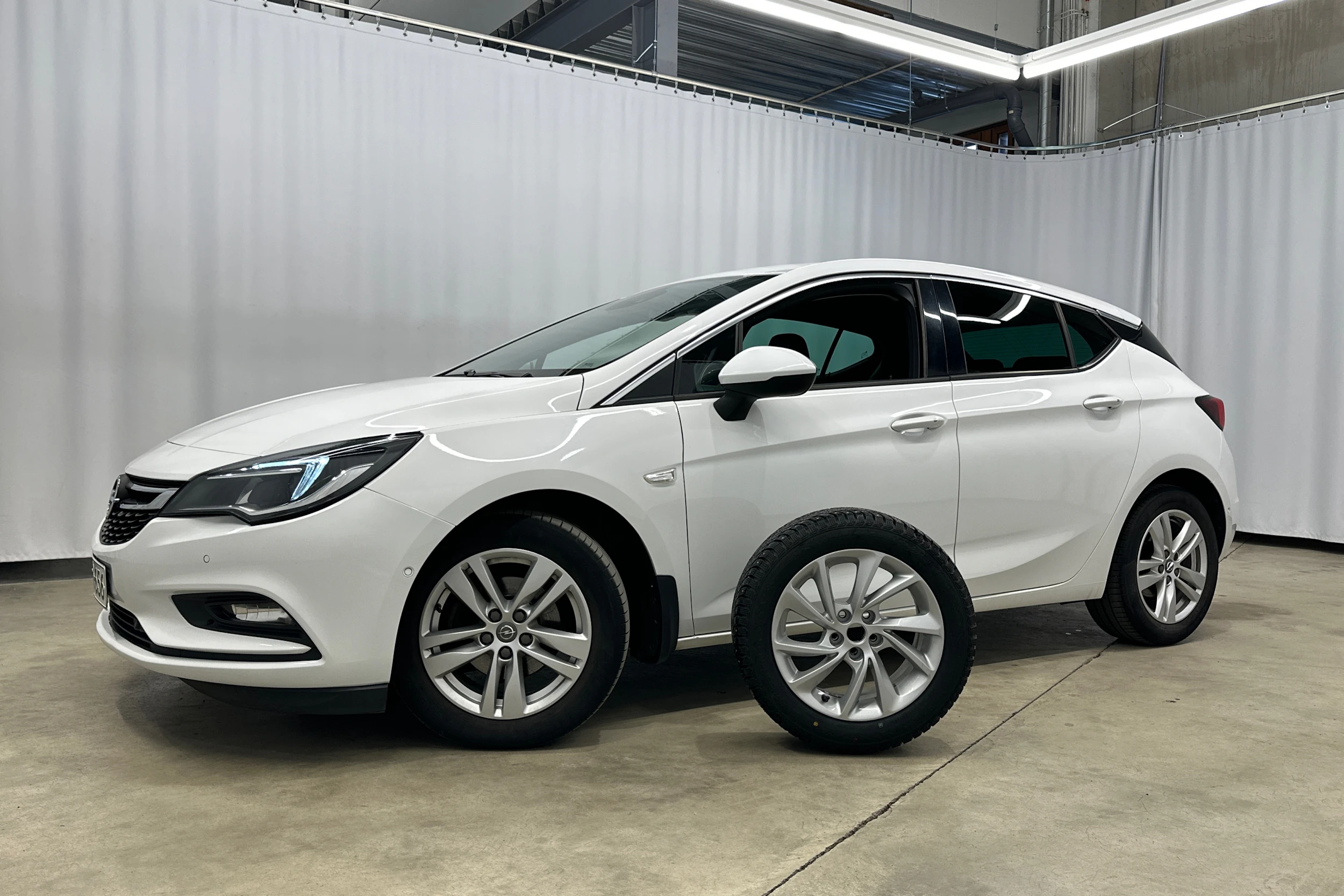 valkoinen Opel Astra 2017 kuva 25.
