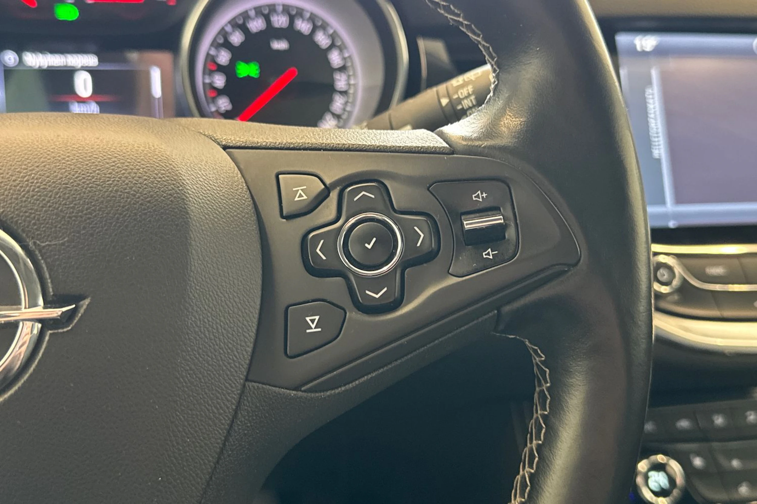 Valkoinen Opel ASTRA 2017 kuva 23.