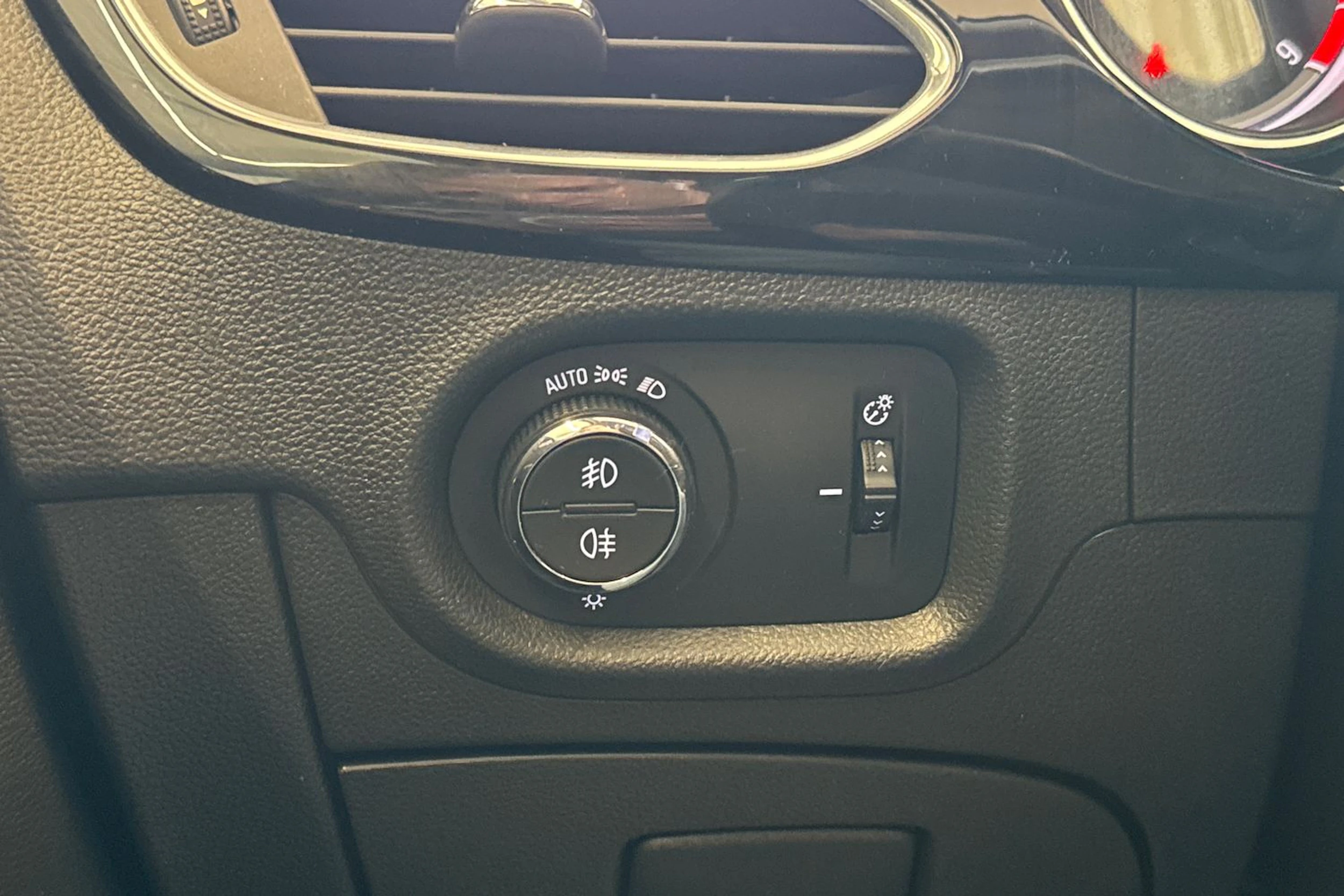 Valkoinen Opel ASTRA 2017 kuva 26.