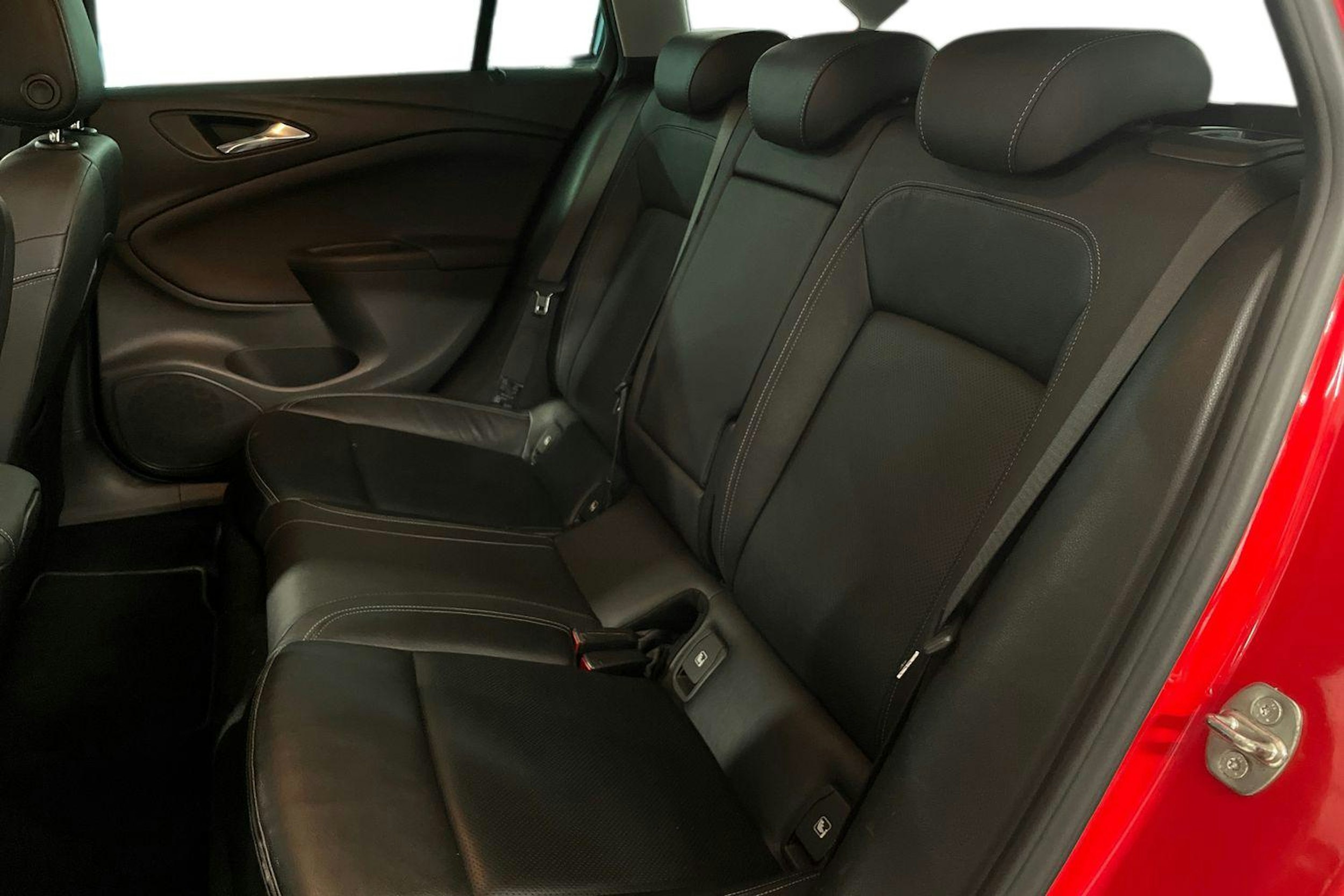 punainen Opel Astra 2016 kuva 10.