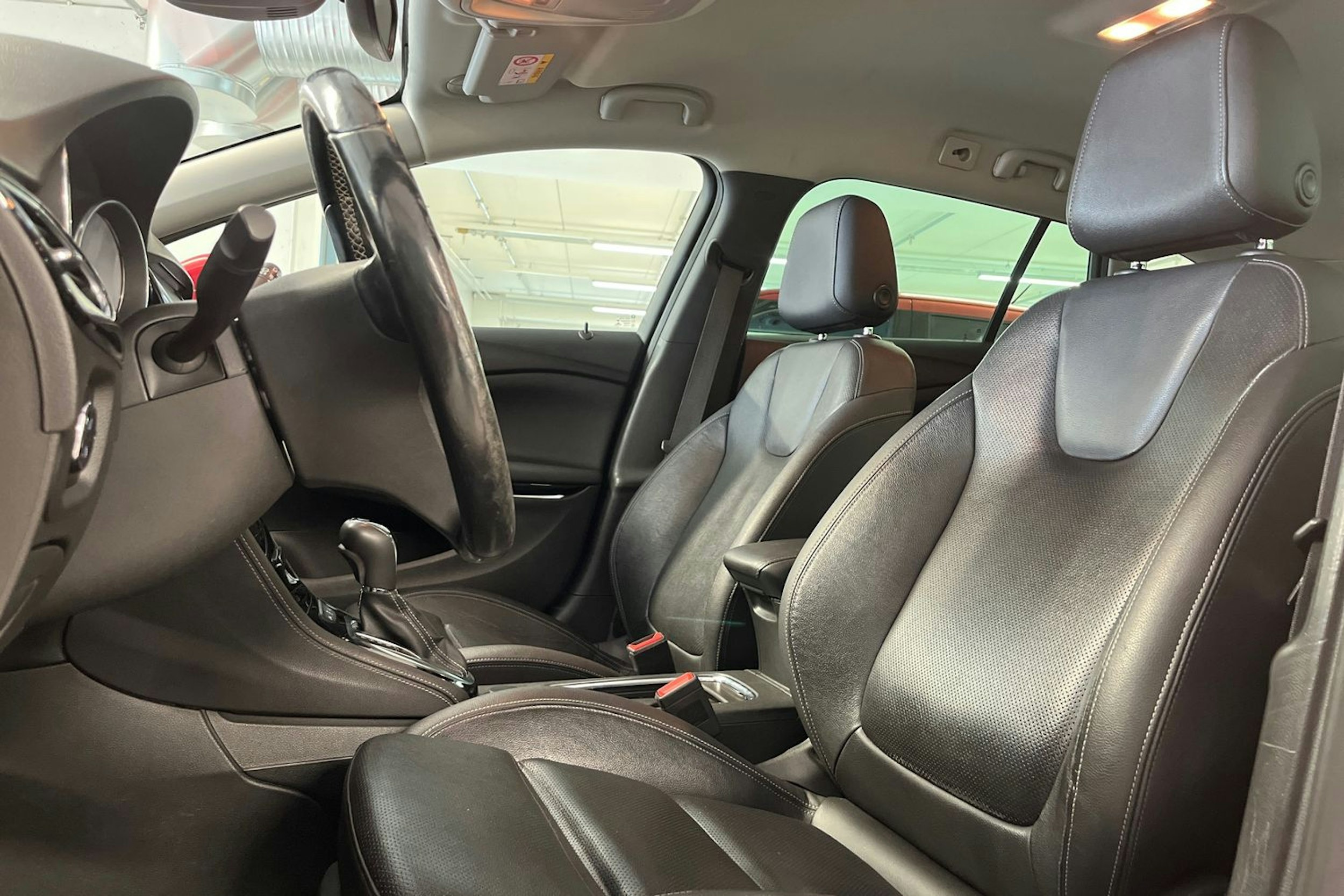 punainen Opel Astra 2016 kuva 14.