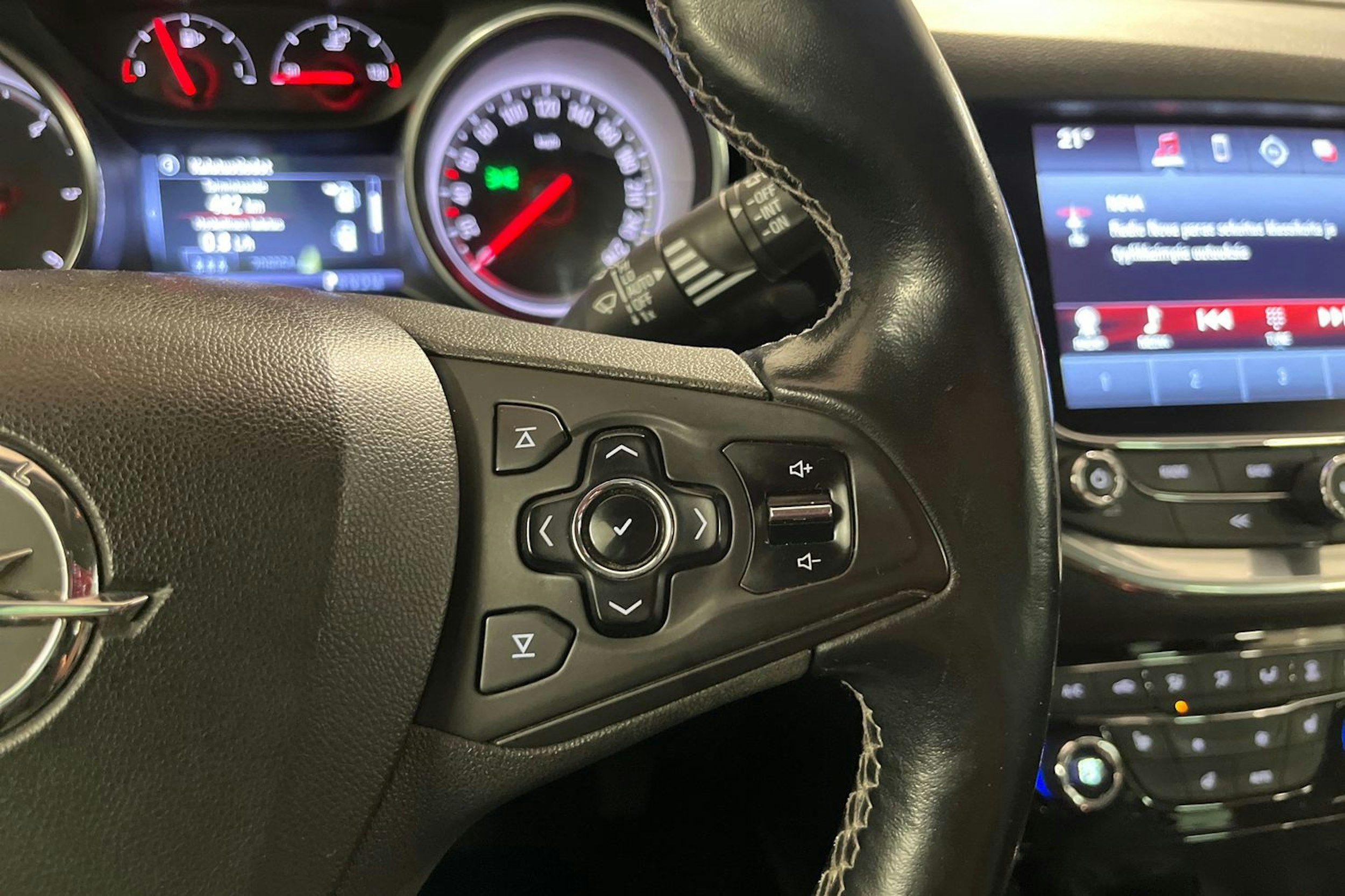 punainen Opel Astra 2016 kuva 17.