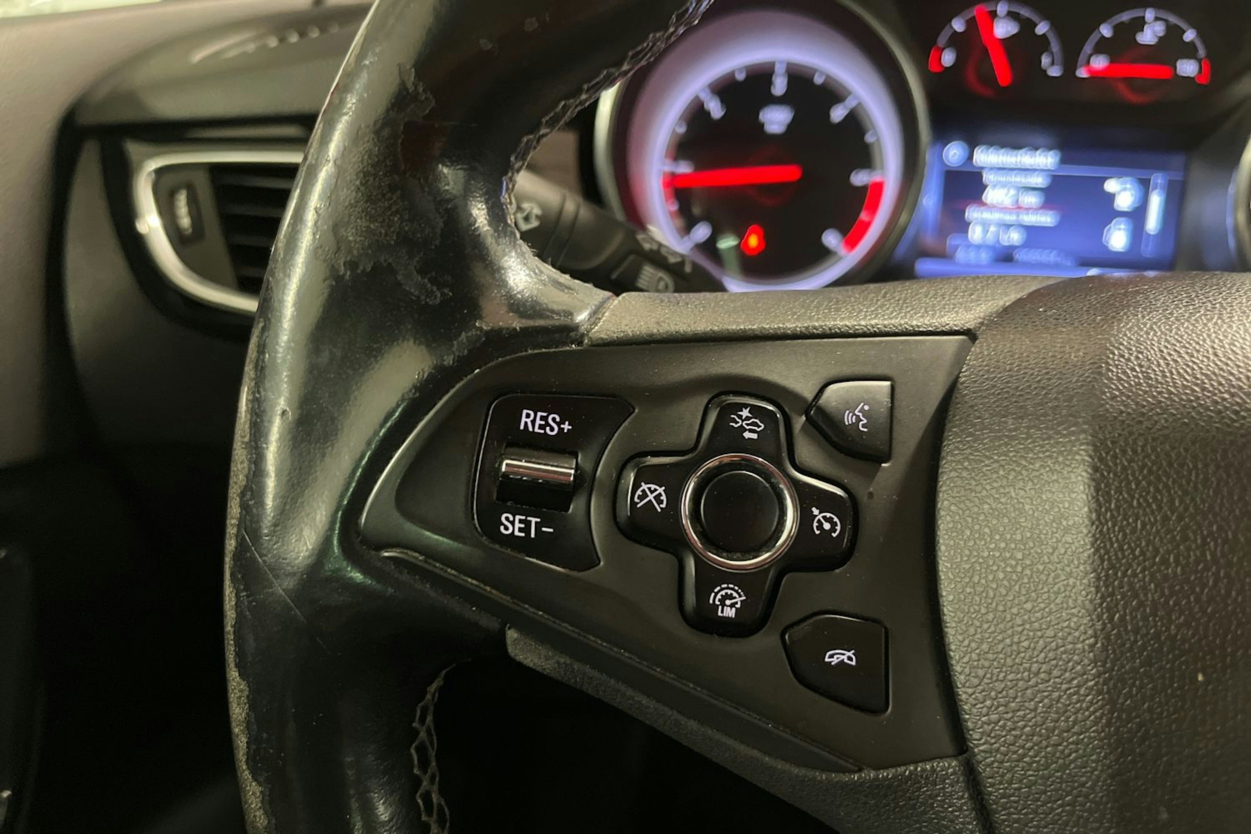 punainen Opel Astra 2016 kuva 18.