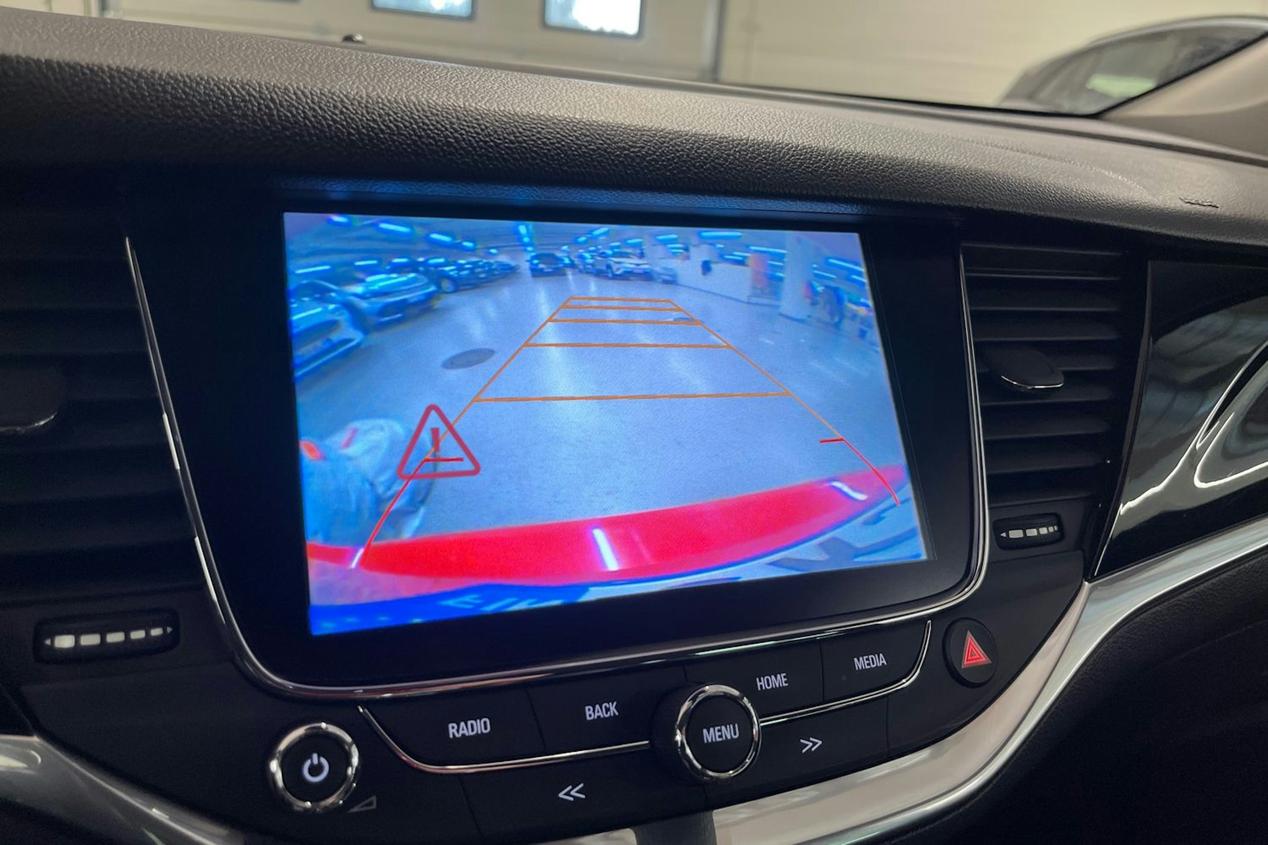 punainen Opel Astra 2016 kuva 20.