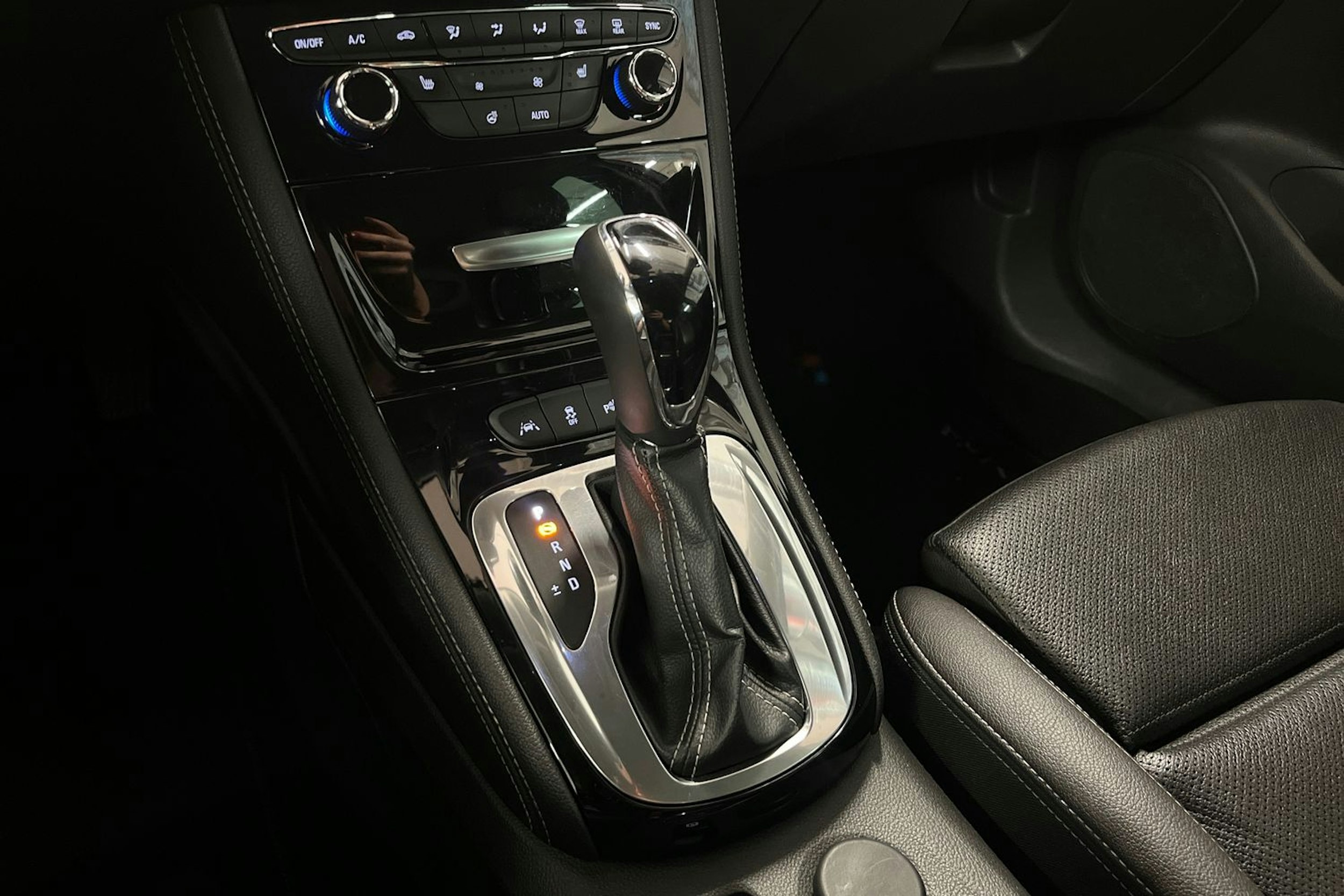punainen Opel Astra 2016 kuva 24.
