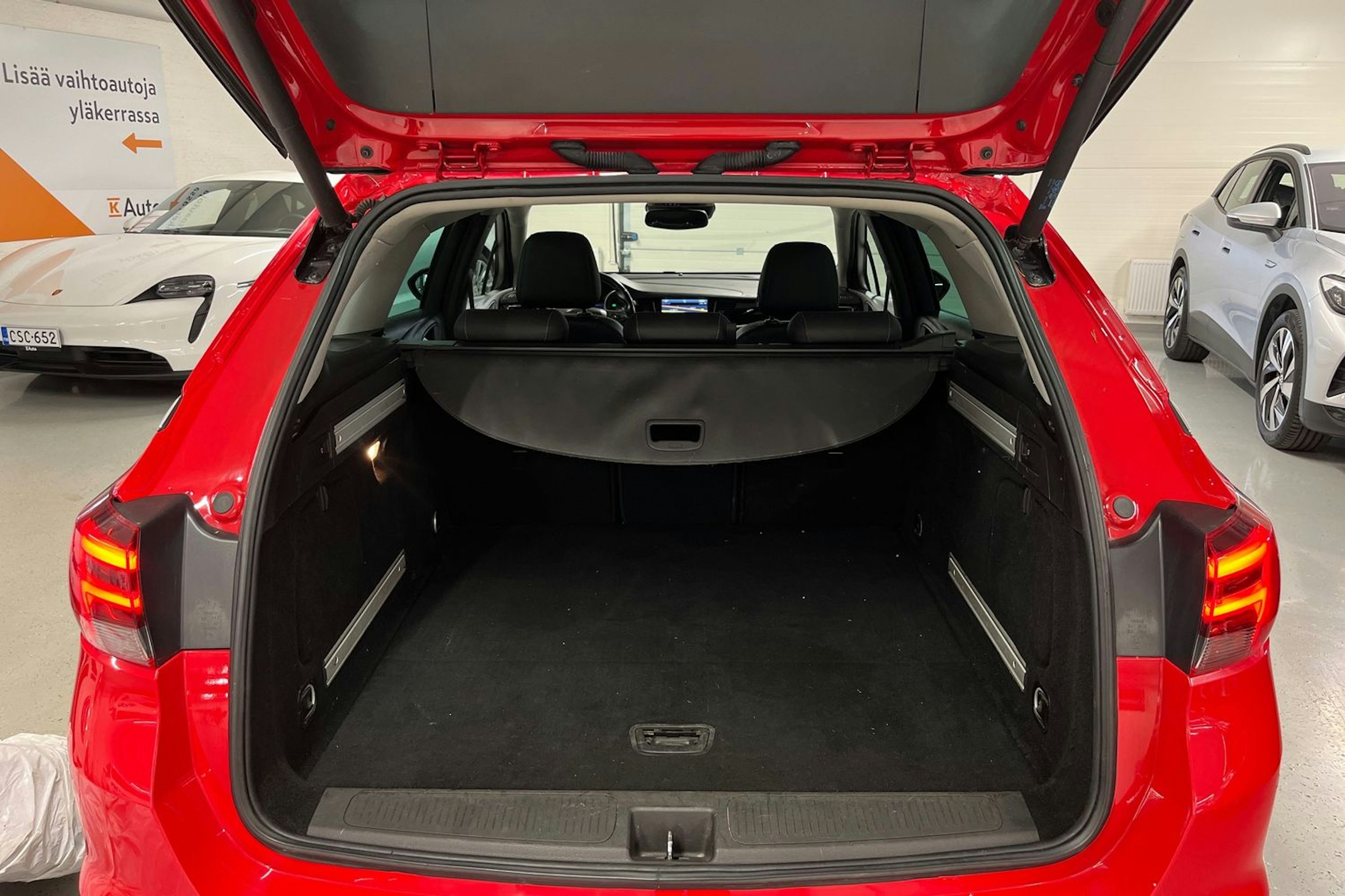 punainen Opel Astra 2016 kuva 26.