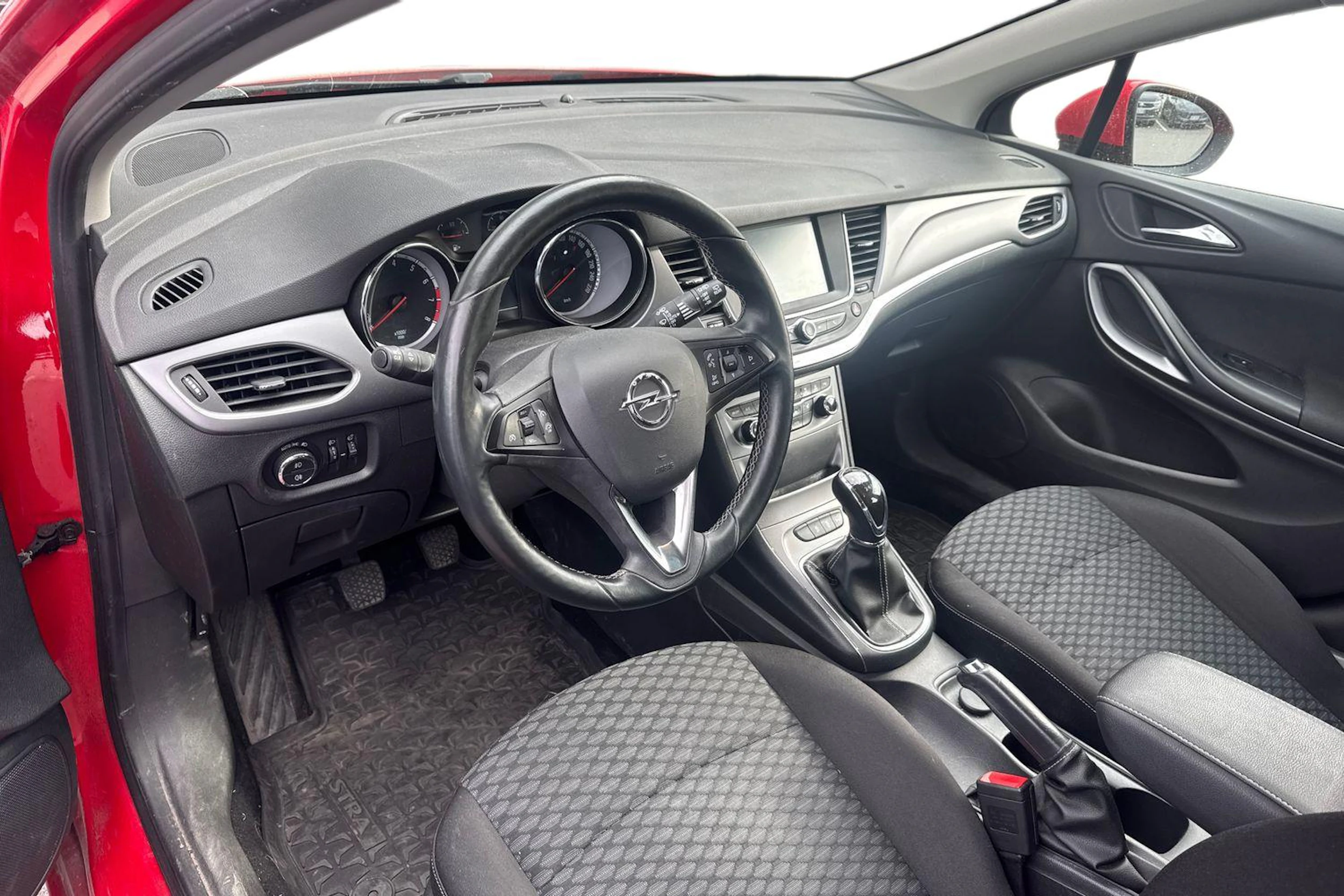 punainen Opel Astra 2016 kuva 3.
