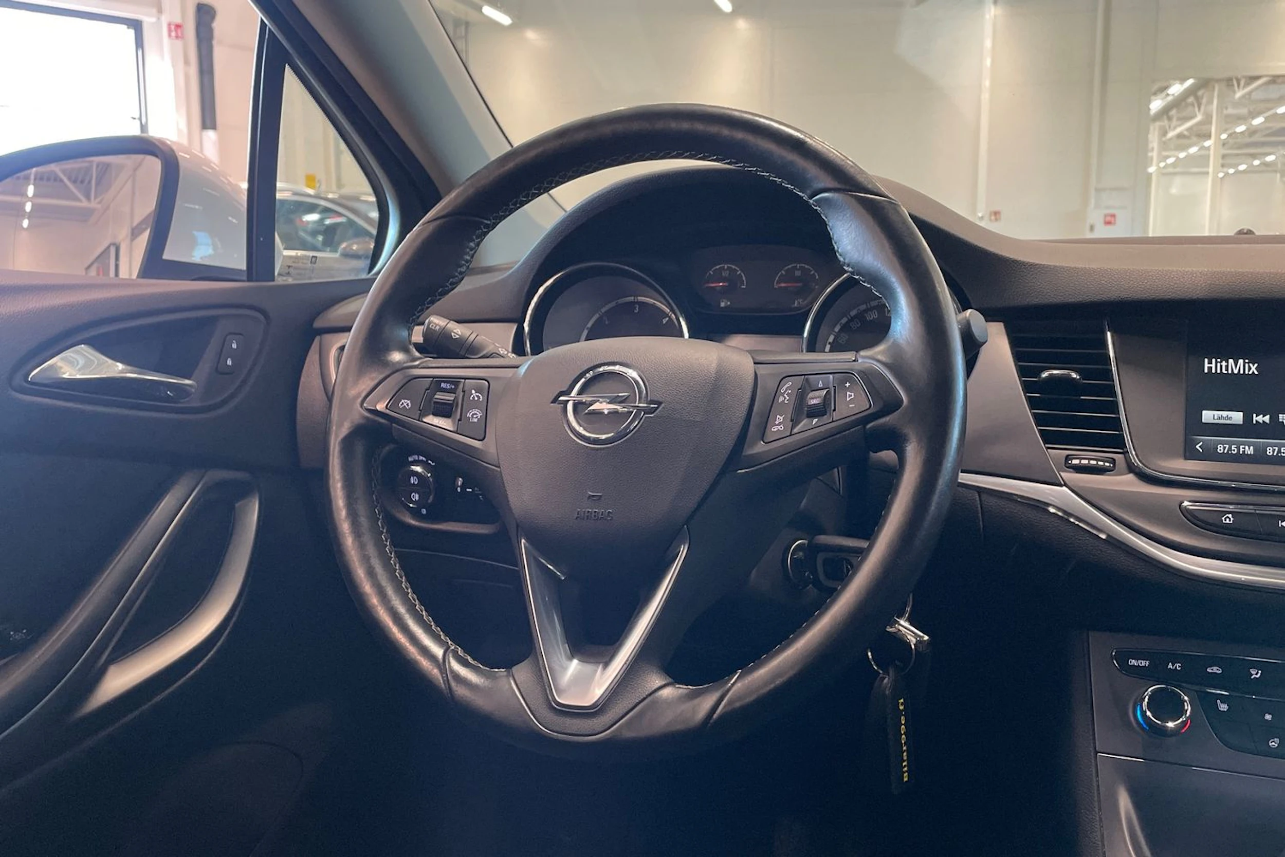 valkoinen Opel Astra 2016 kuva 12.