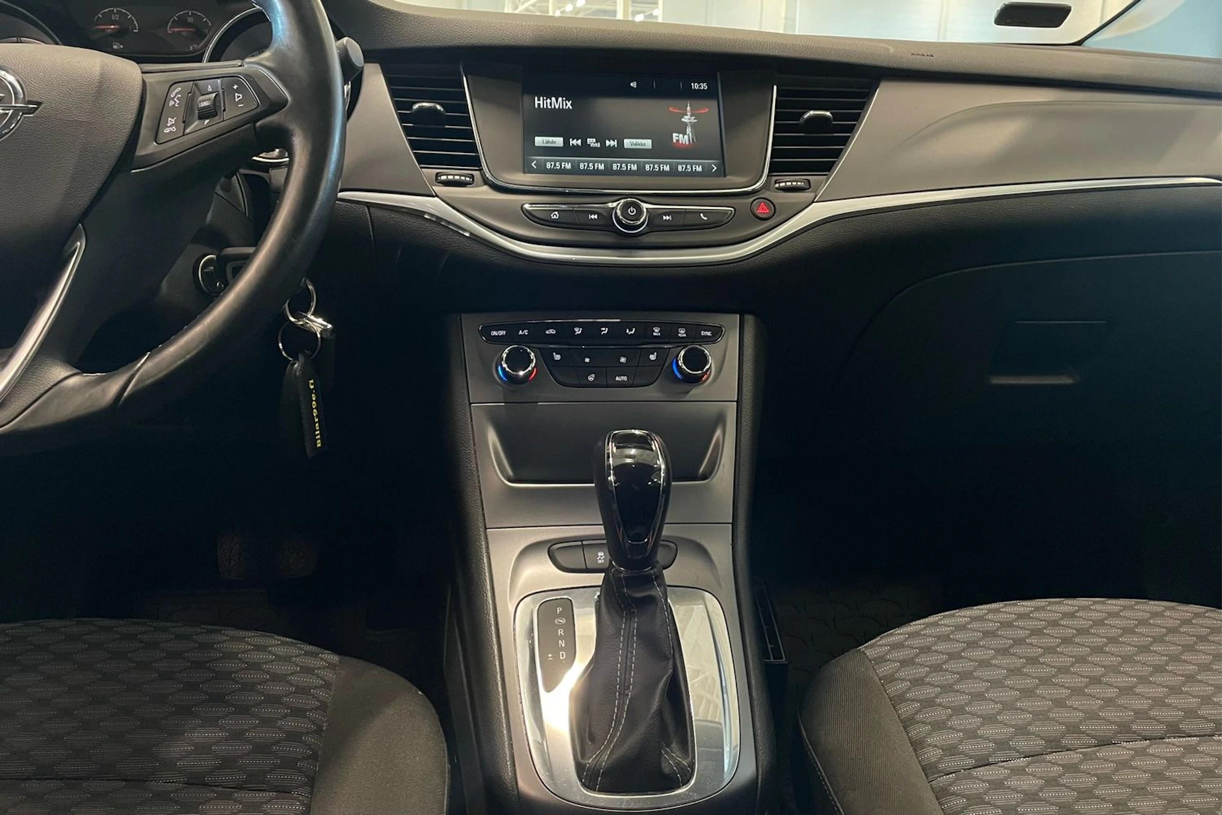 valkoinen Opel Astra 2016 kuva 17.