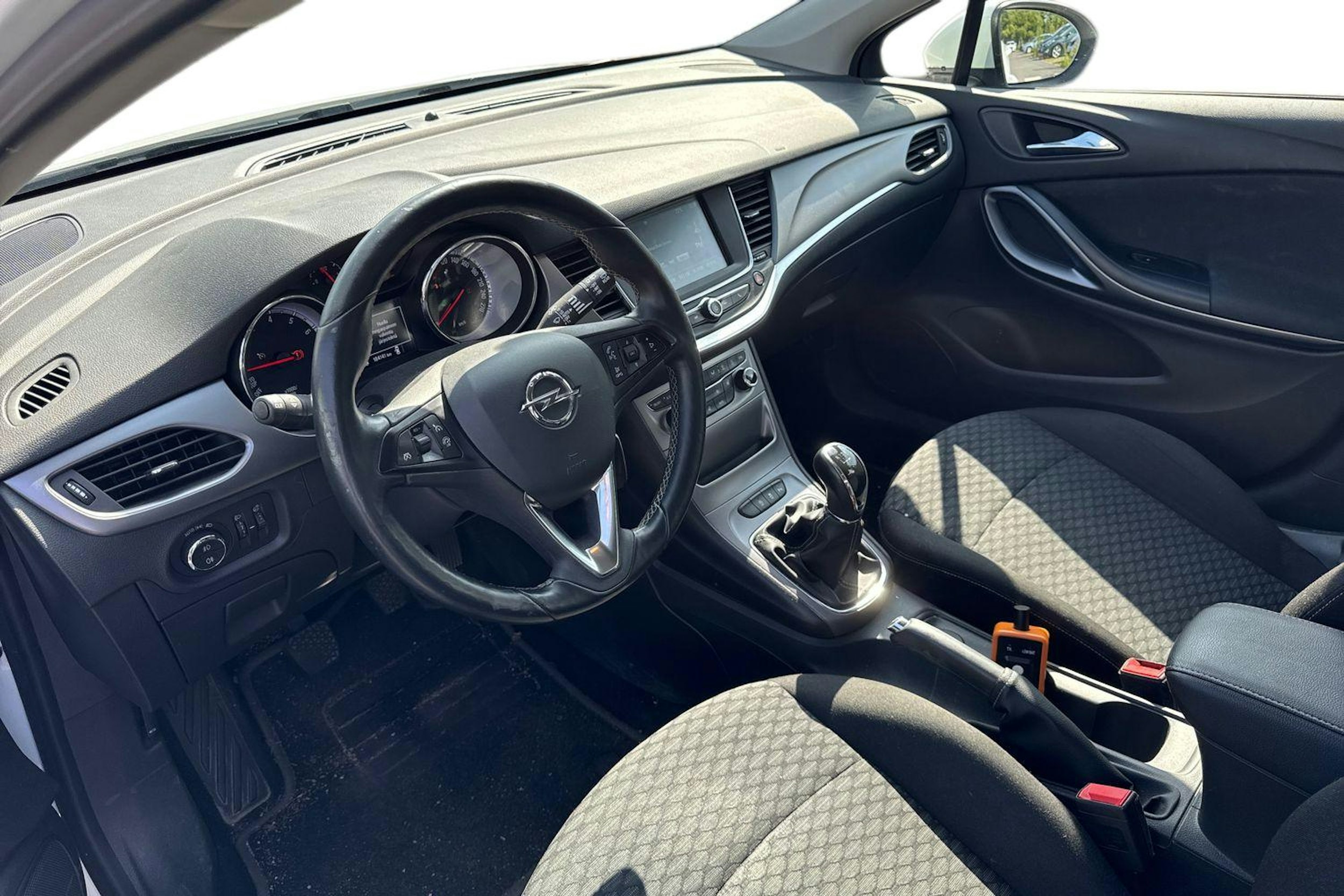 valkoinen Opel Astra 2016 kuva 3.