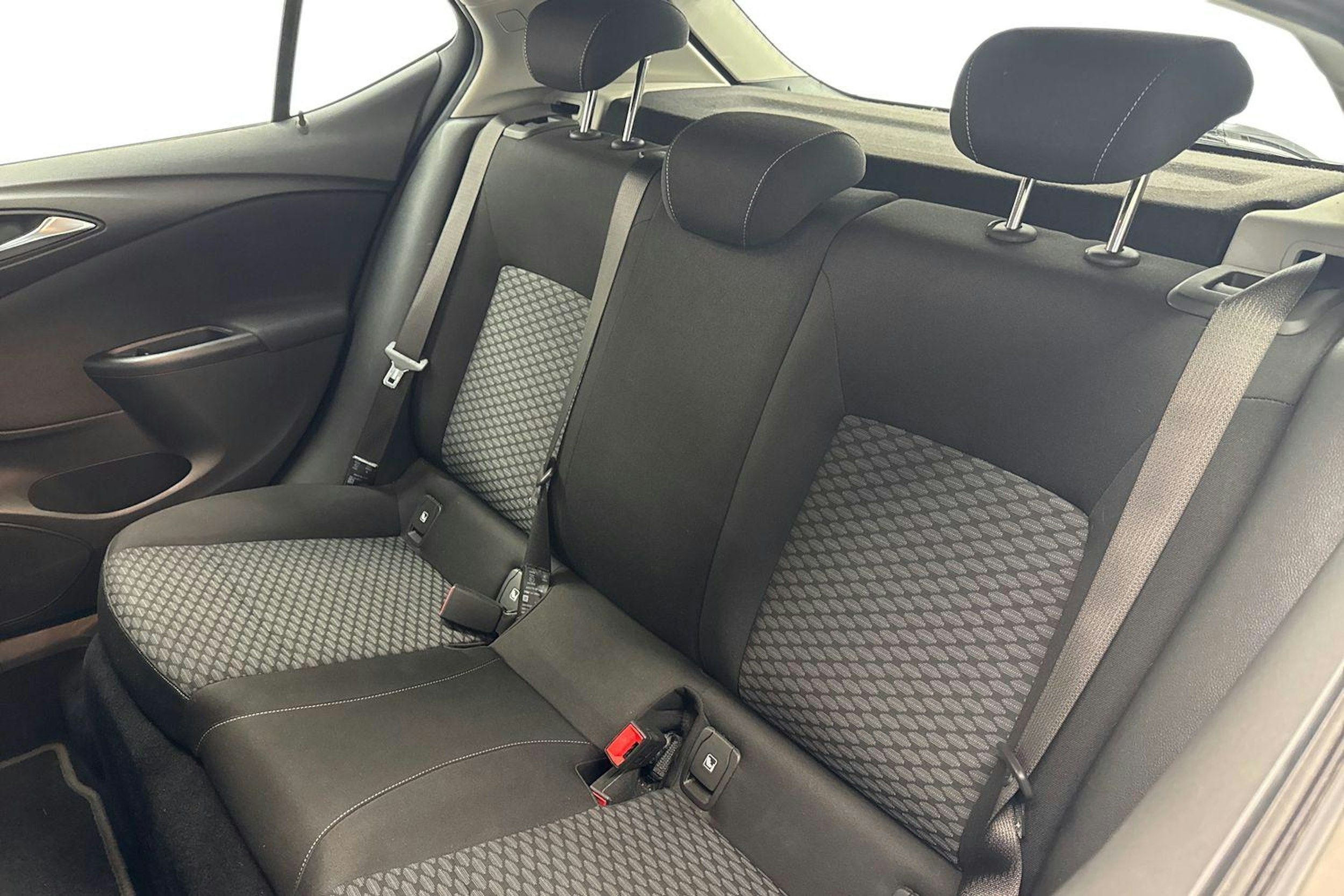 valkoinen Opel Astra 2016 kuva 10.