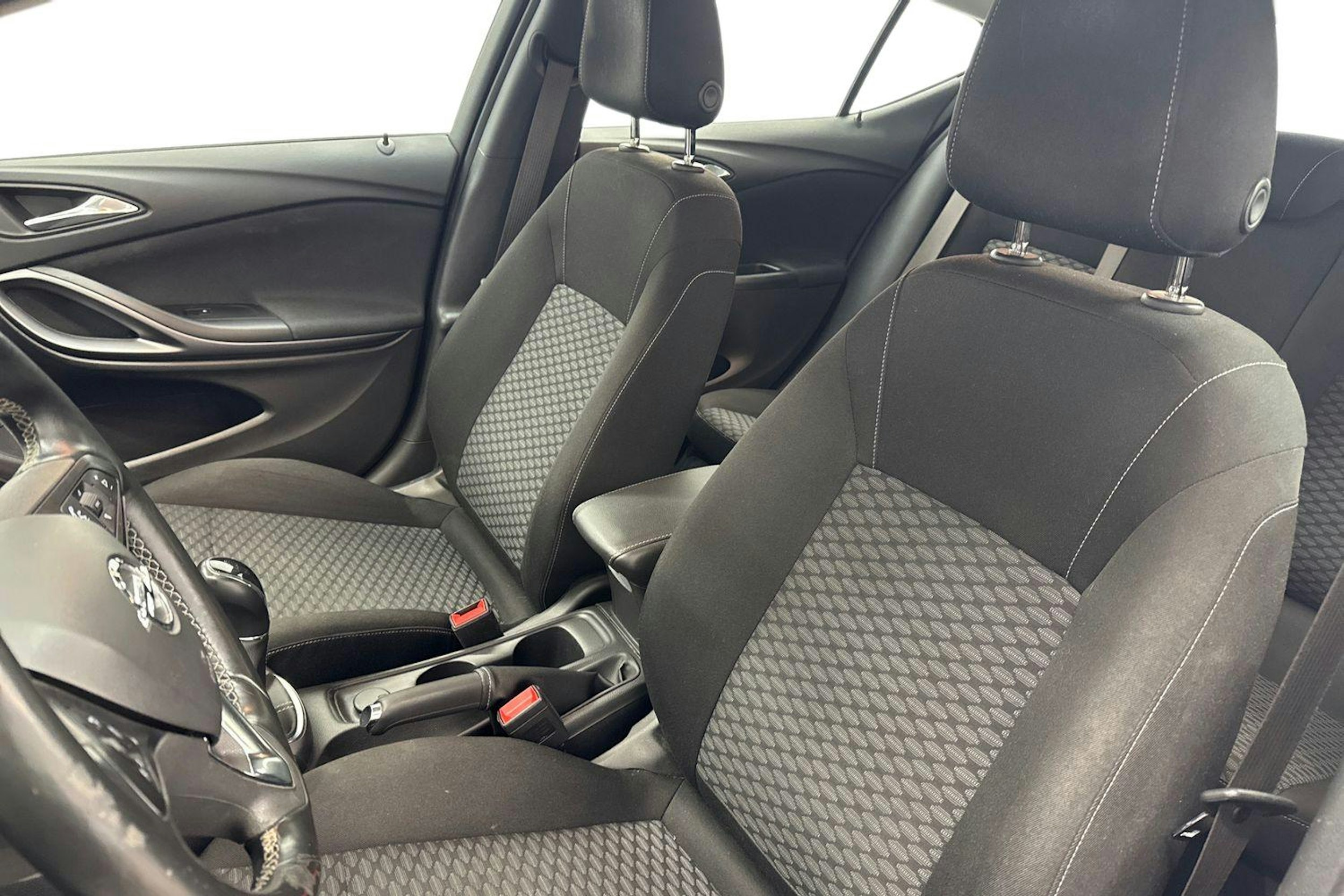 valkoinen Opel Astra 2016 kuva 11.