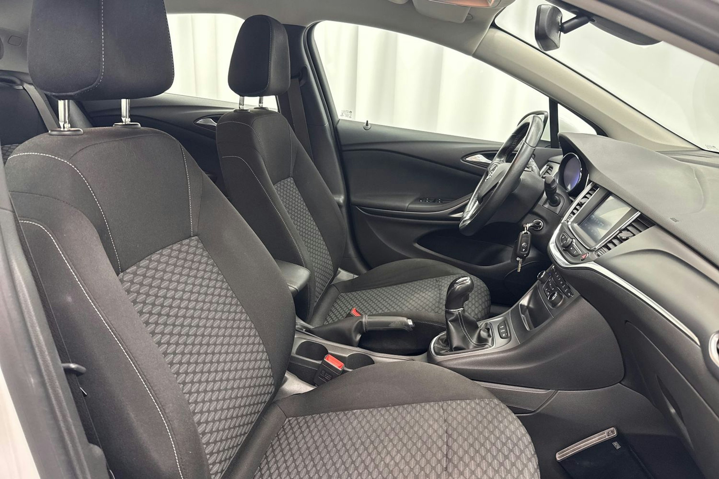 valkoinen Opel Astra 2016 kuva 13.