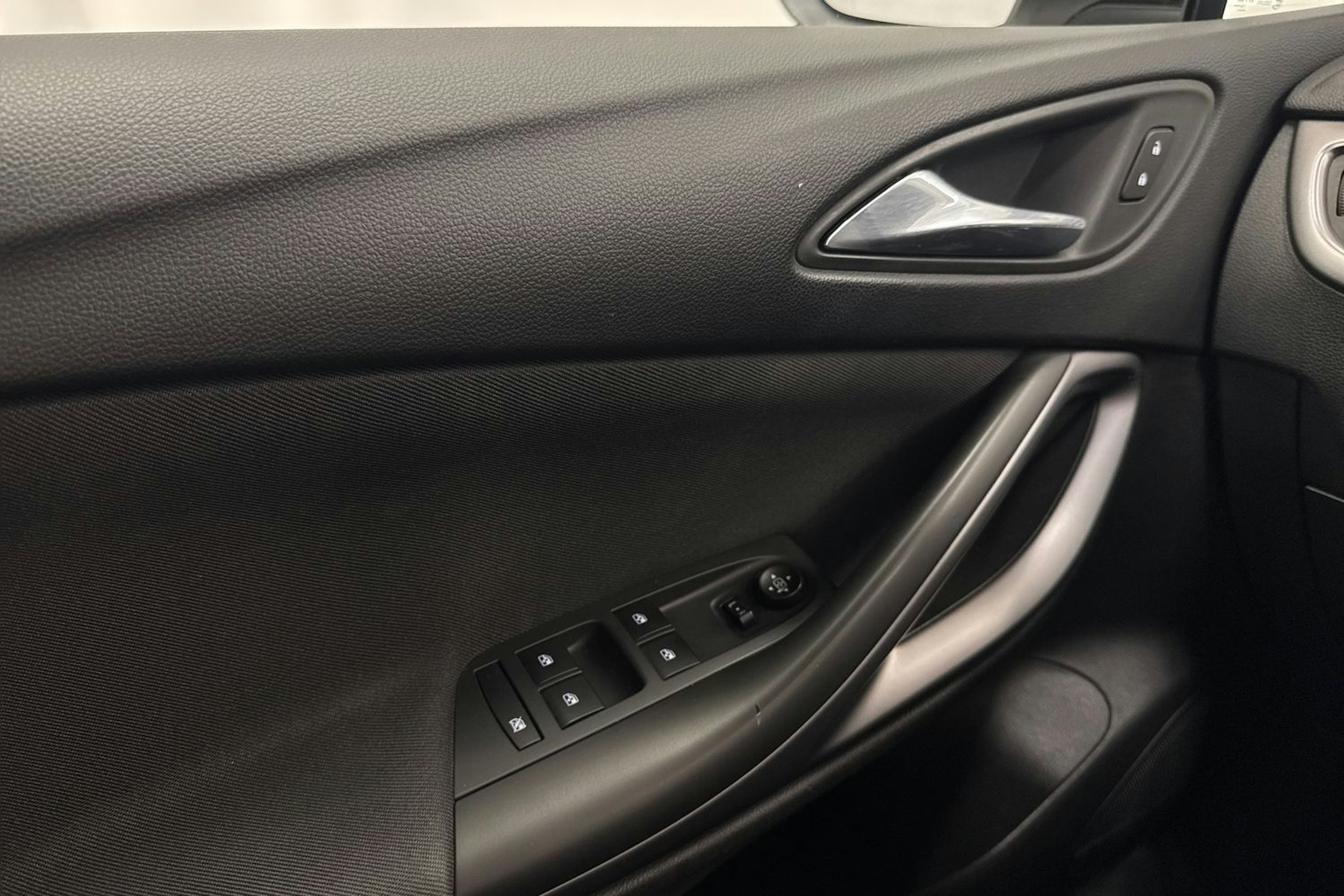 valkoinen Opel Astra 2016 kuva 18.