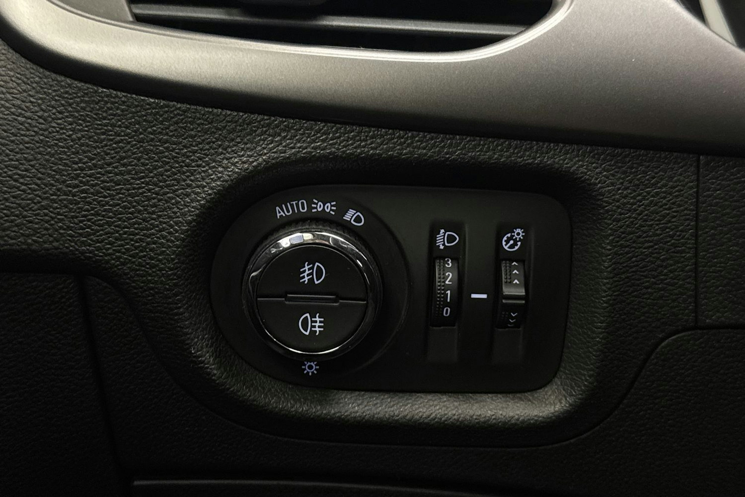 valkoinen Opel Astra 2016 kuva 19.