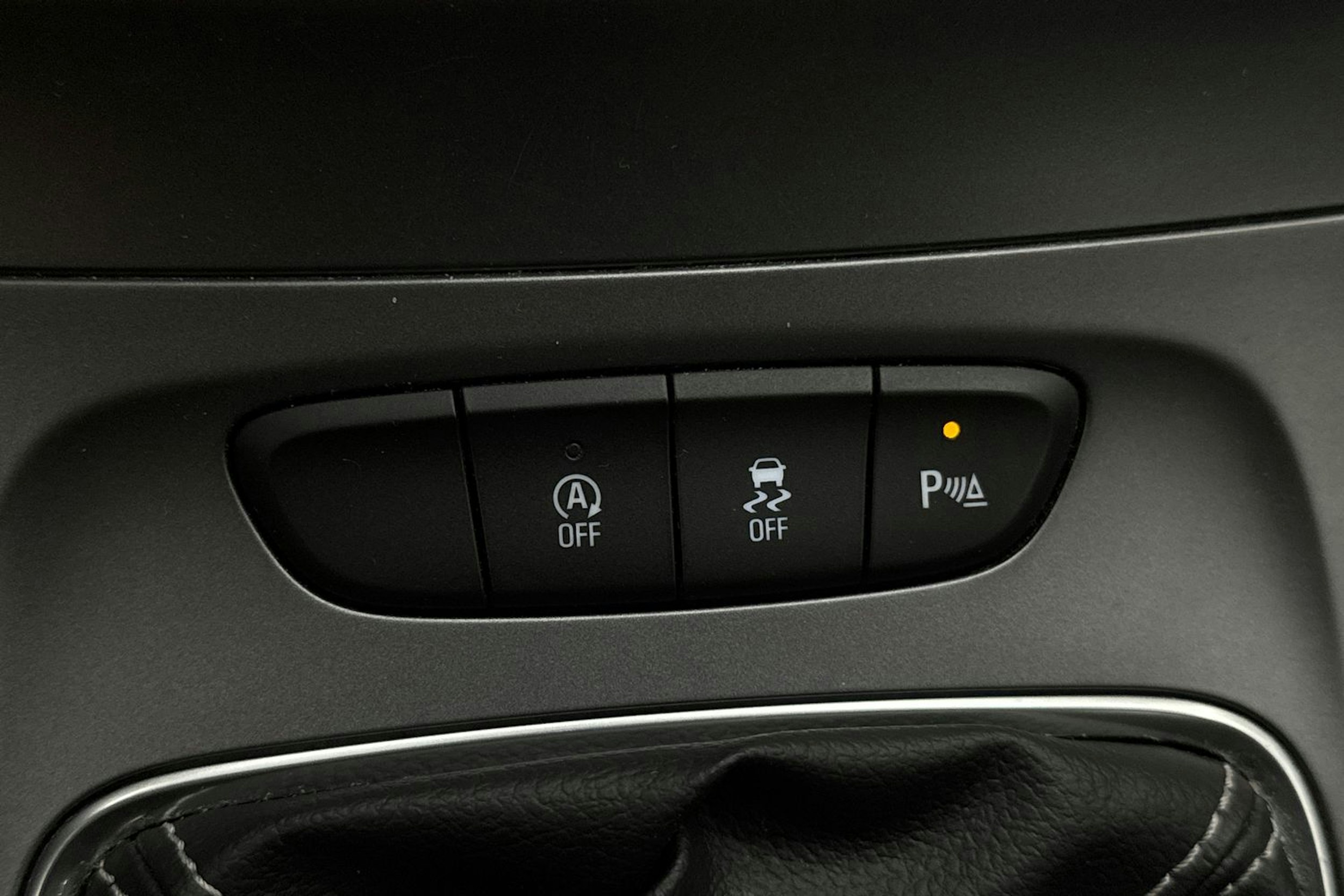 valkoinen Opel Astra 2016 kuva 32.