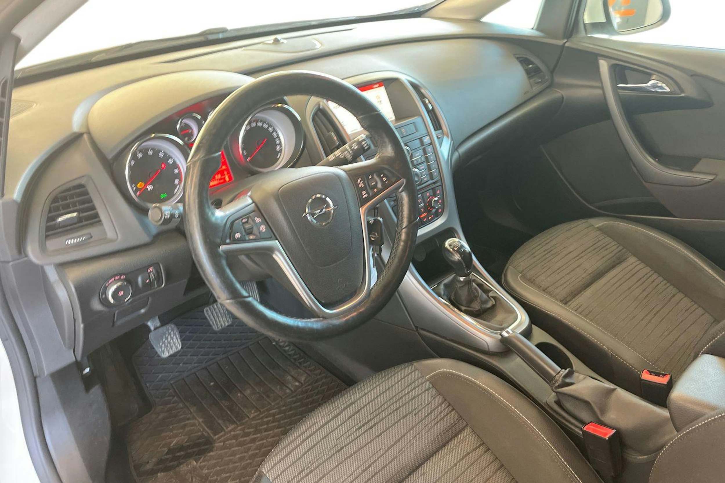 valkoinen Opel Astra 2016 kuva 7.