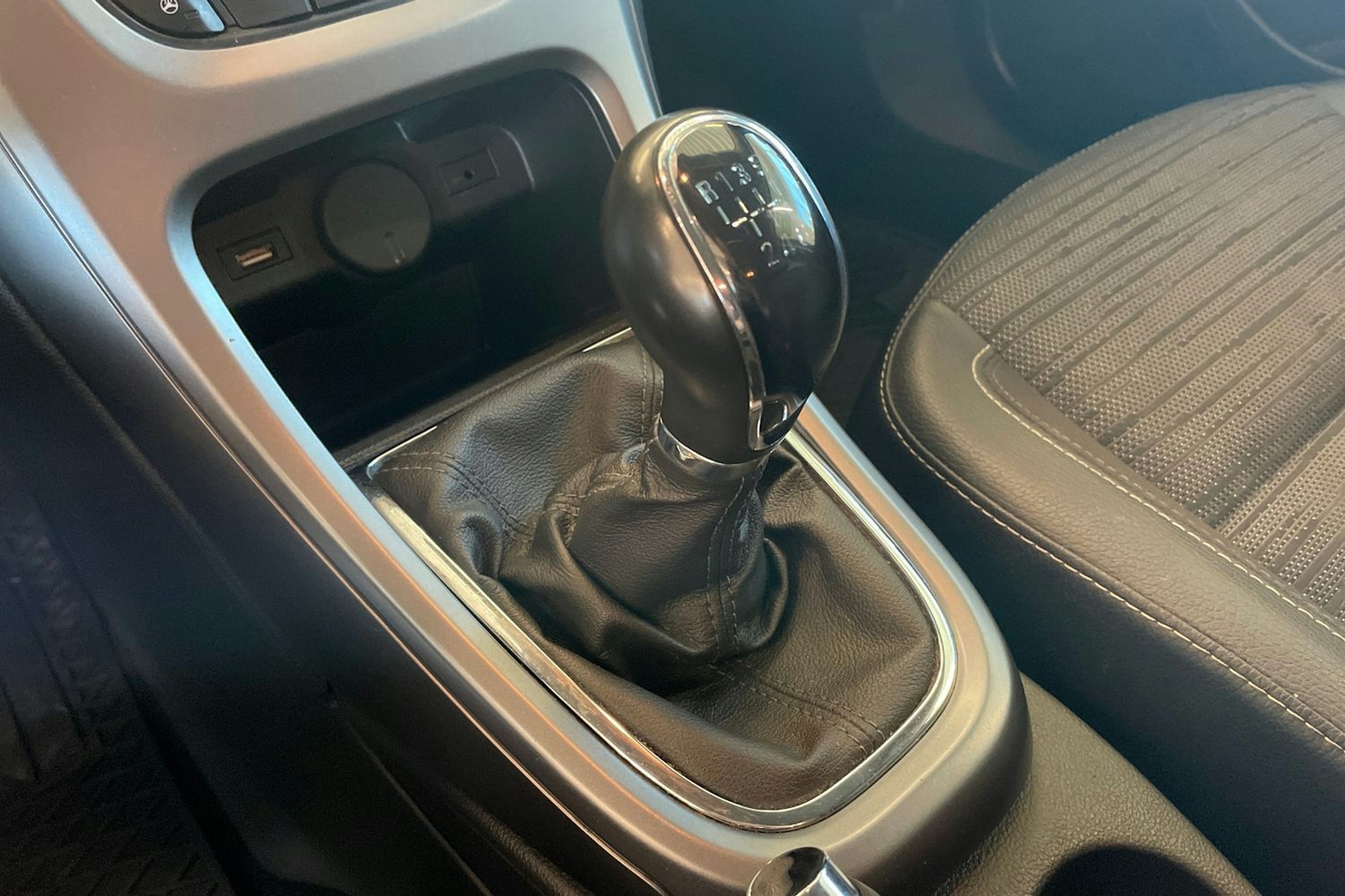valkoinen Opel Astra 2016 kuva 20.