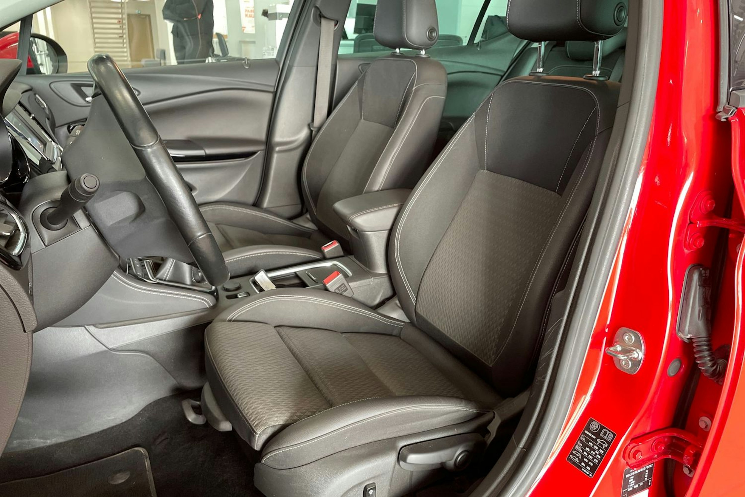 punainen Opel Astra 2016 kuva 14.