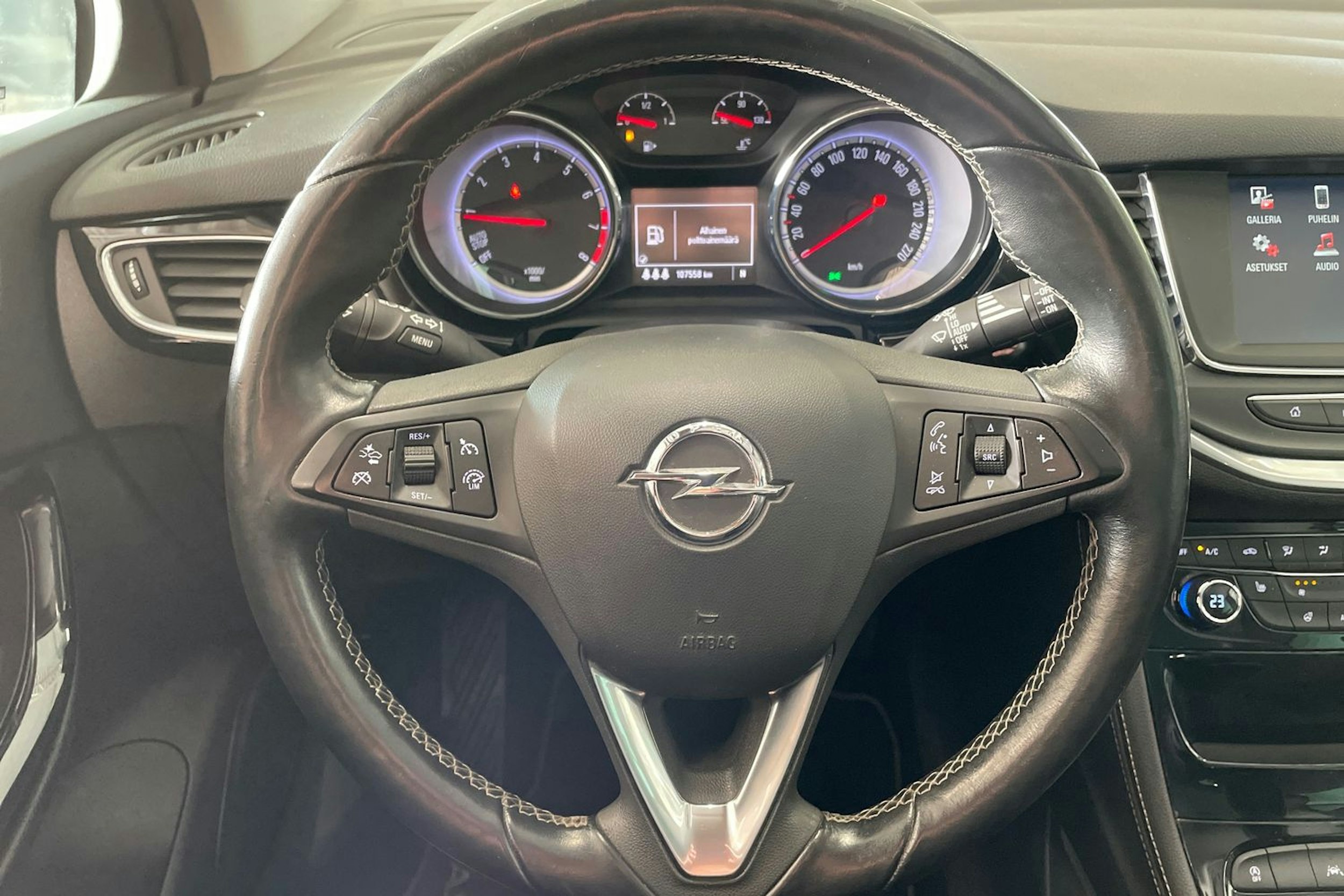 punainen Opel Astra 2016 kuva 15.