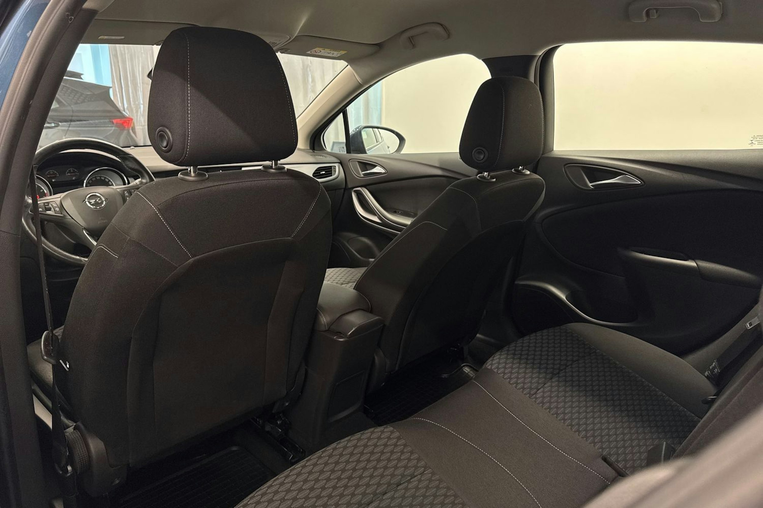 sininen Opel Astra 2016 kuva 14.