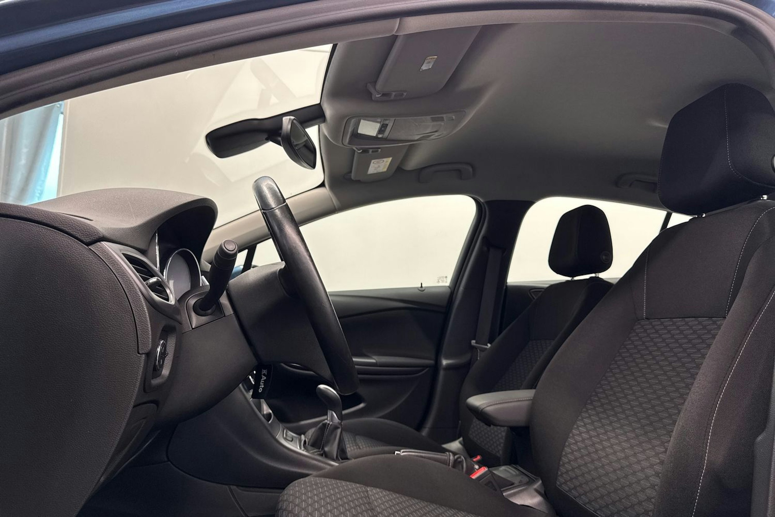 sininen Opel Astra 2016 kuva 15.