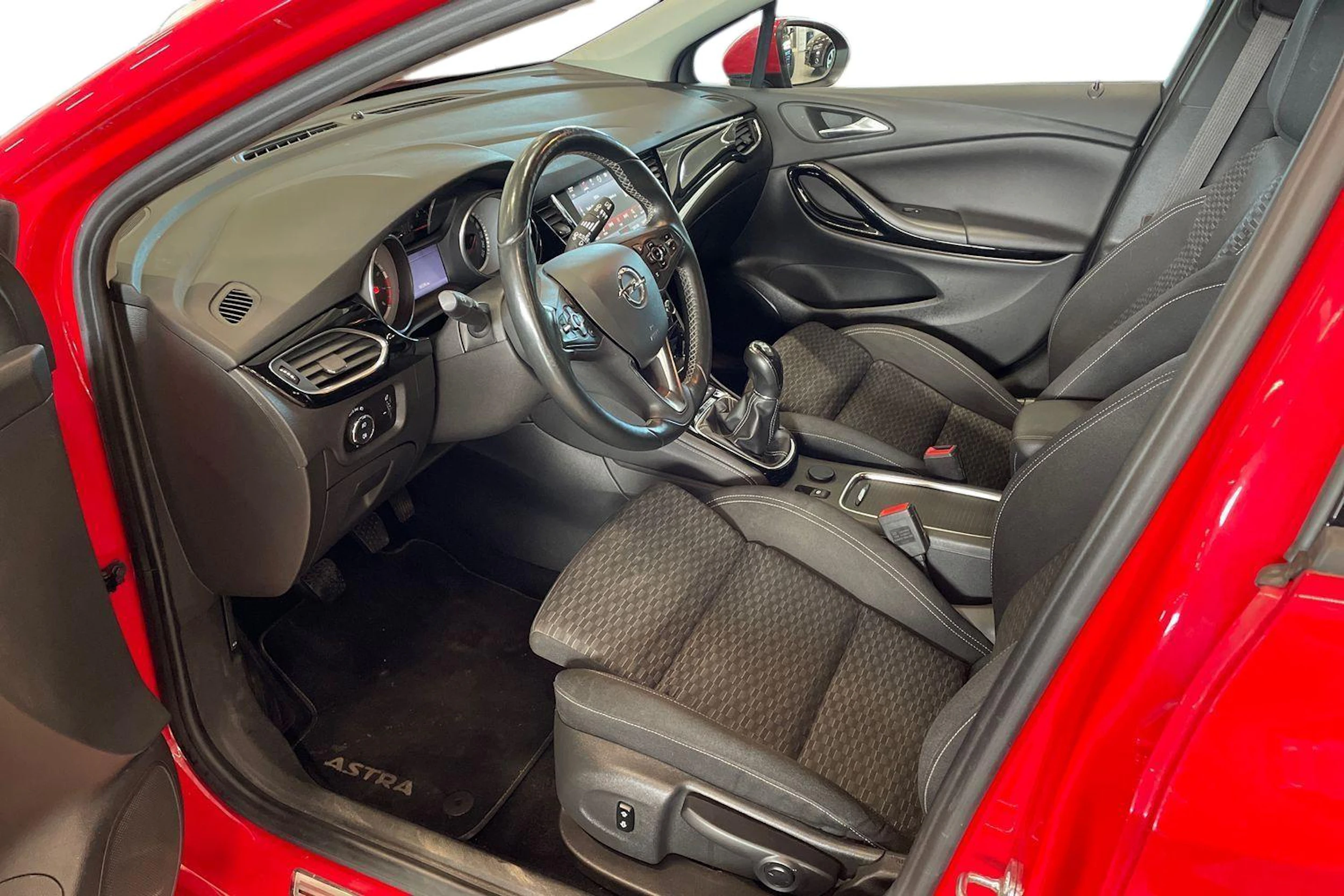 punainen Opel Astra 2016 kuva 6.
