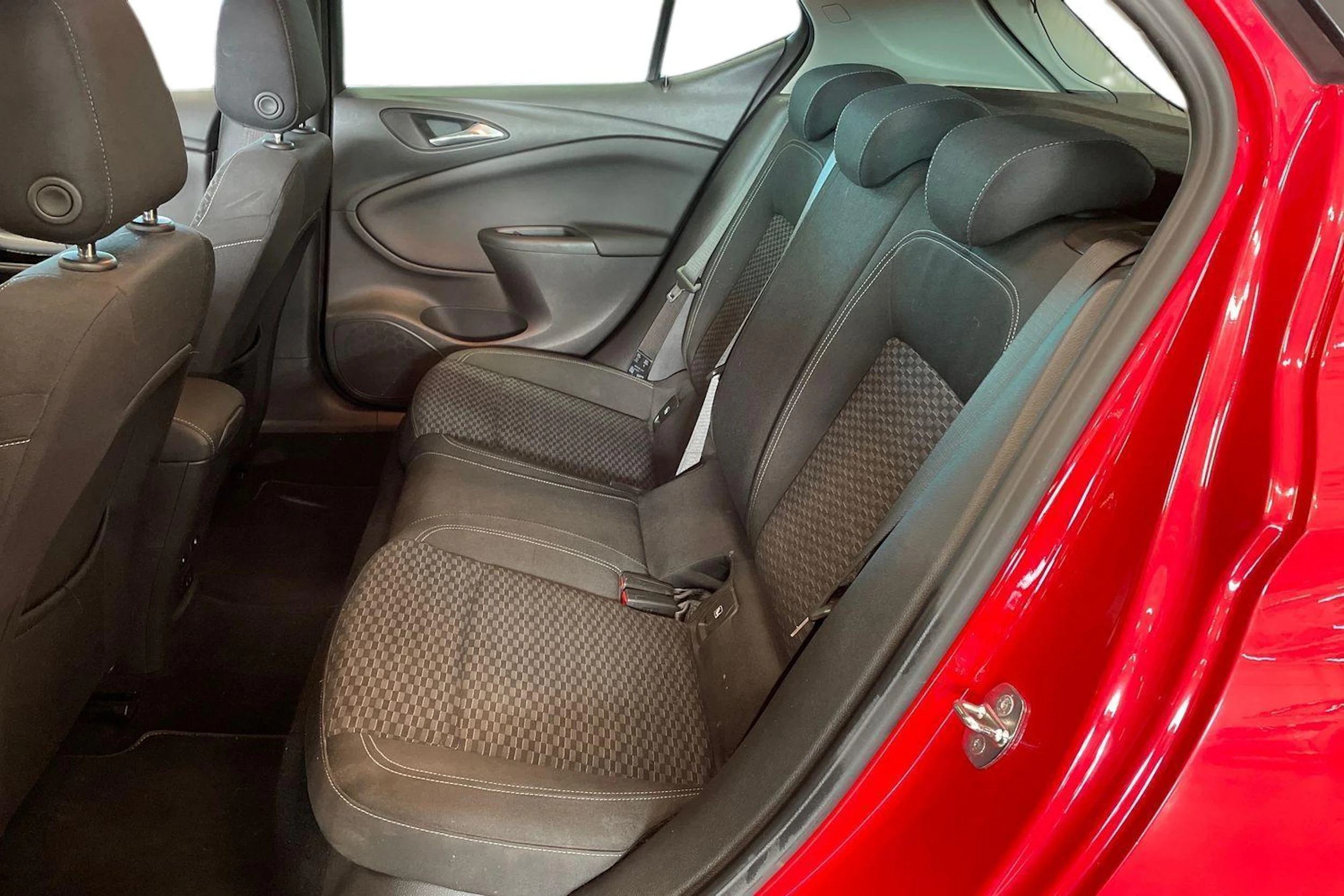 punainen Opel Astra 2016 kuva 8.