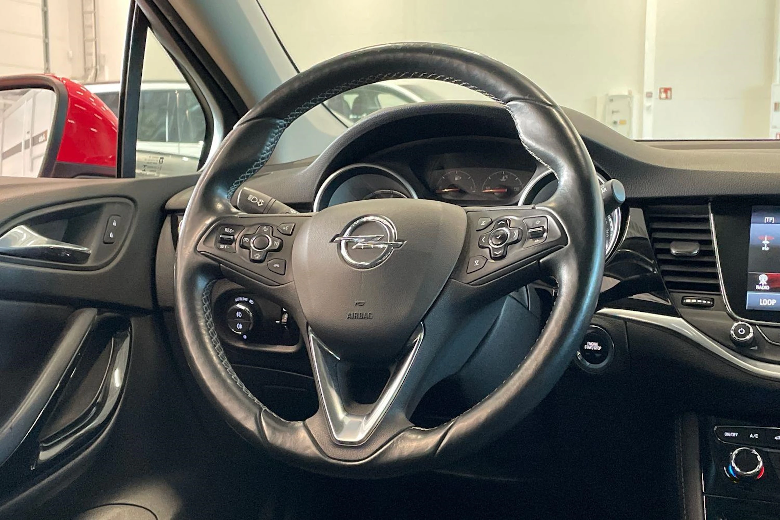 punainen Opel Astra 2016 kuva 11.