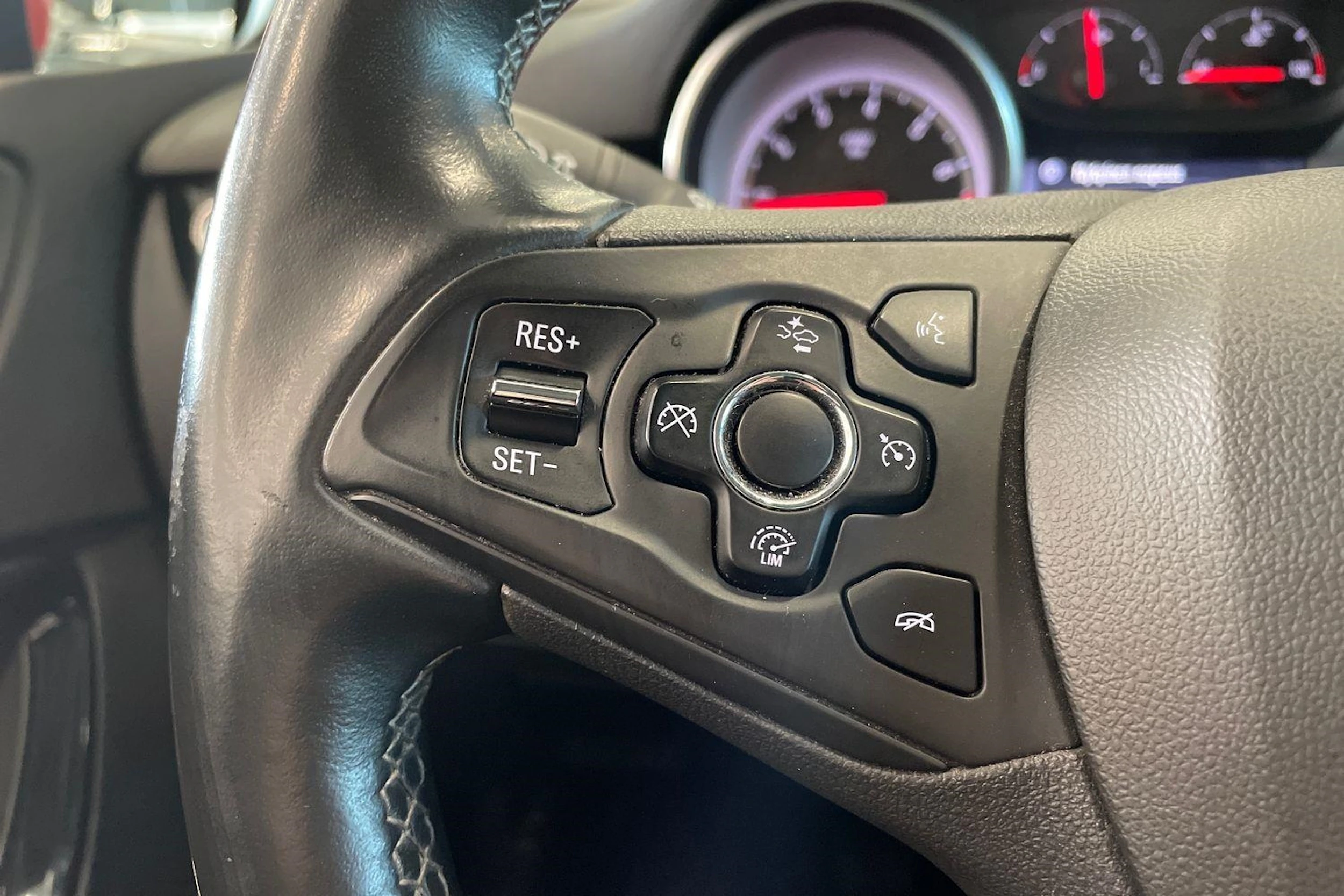 punainen Opel Astra 2016 kuva 14.