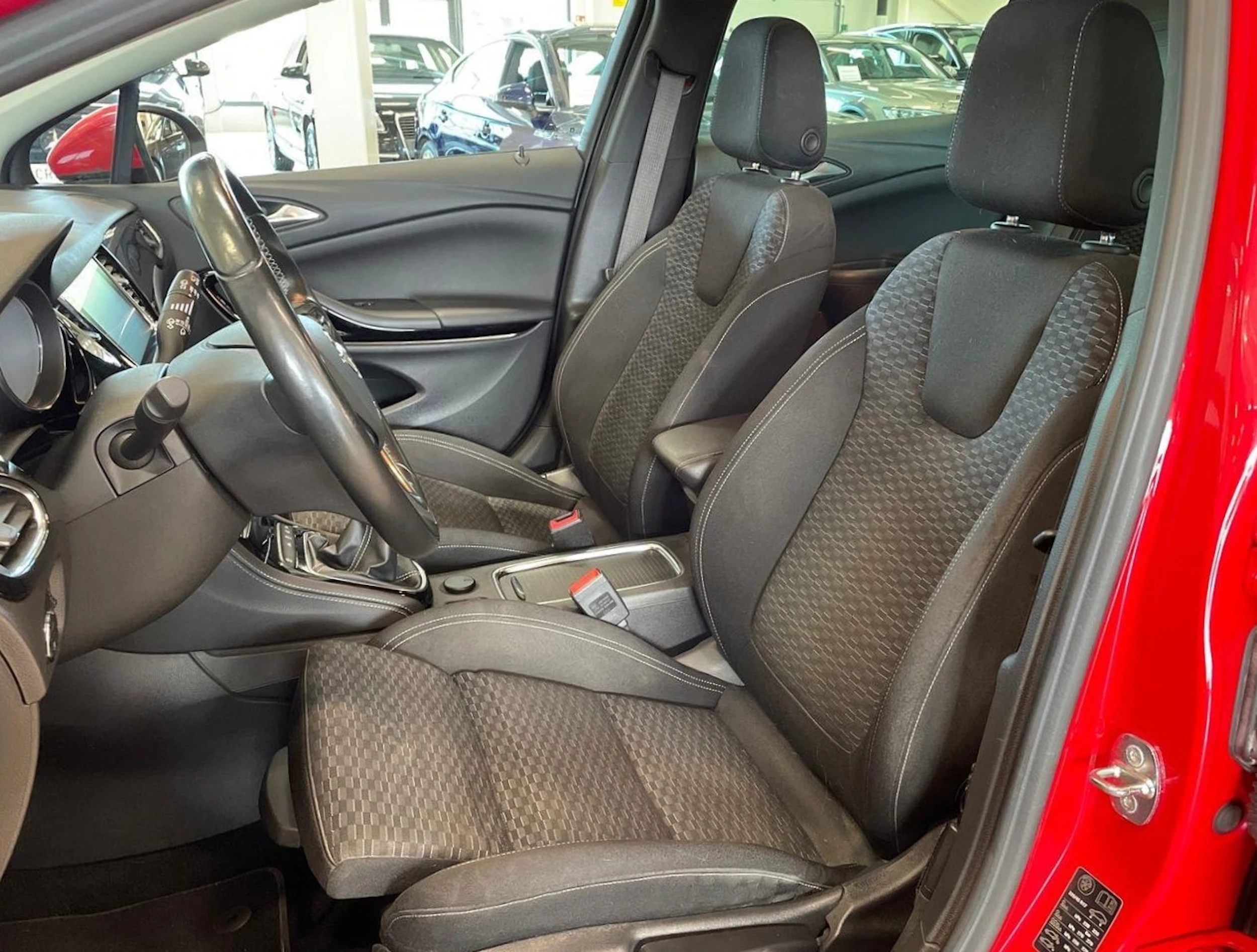 punainen Opel Astra 2016 kuva 19.