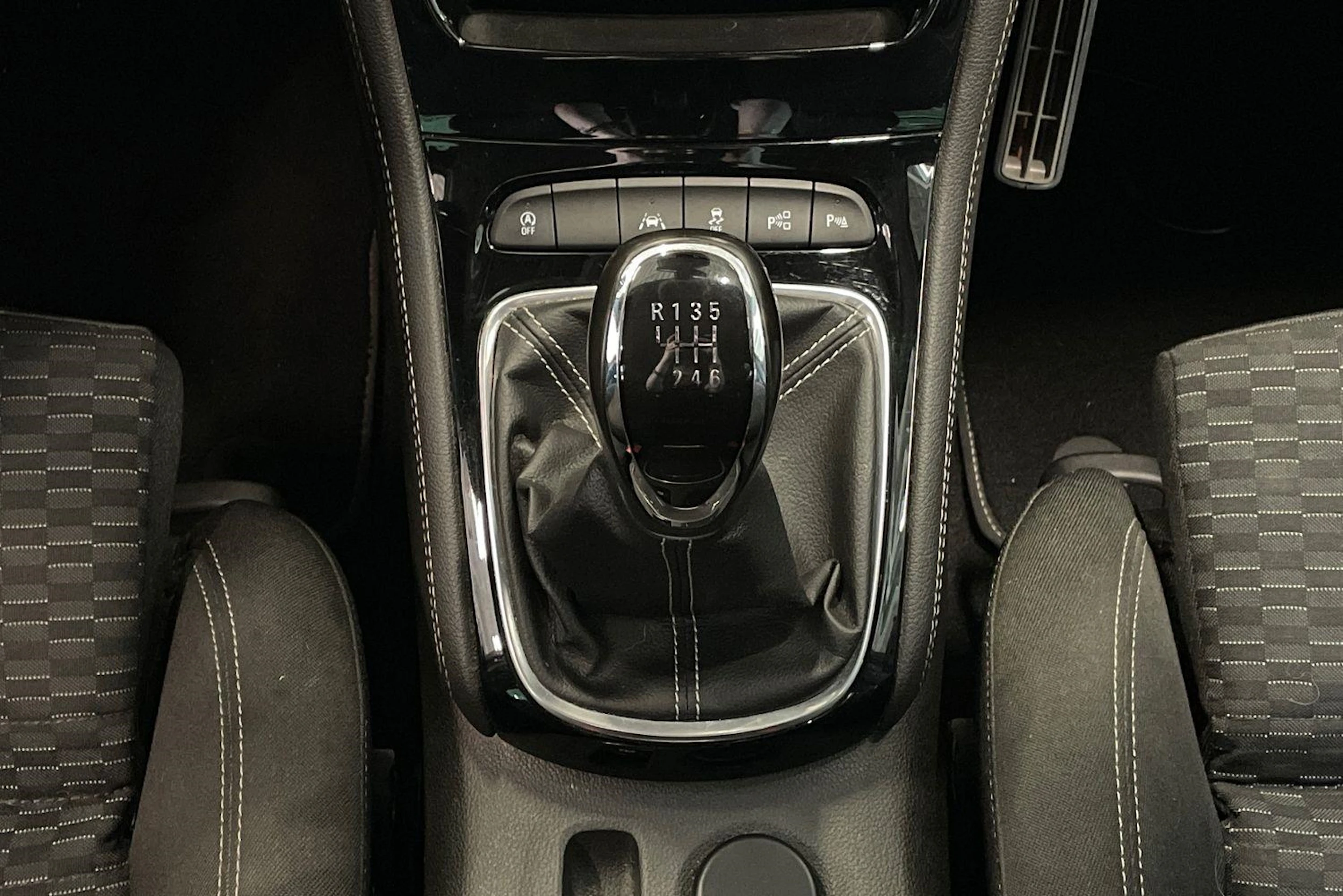punainen Opel Astra 2016 kuva 20.