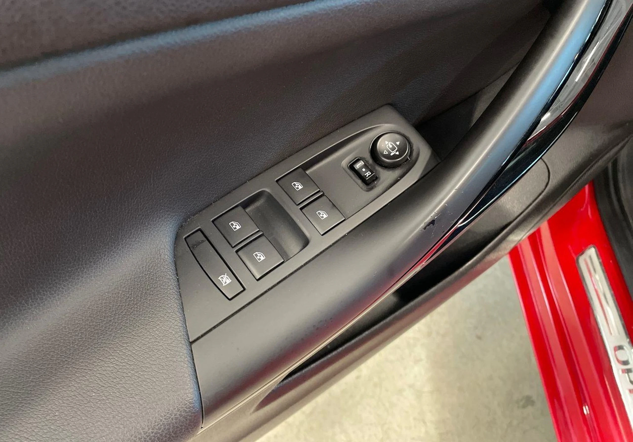 punainen Opel Astra 2016 kuva 22.