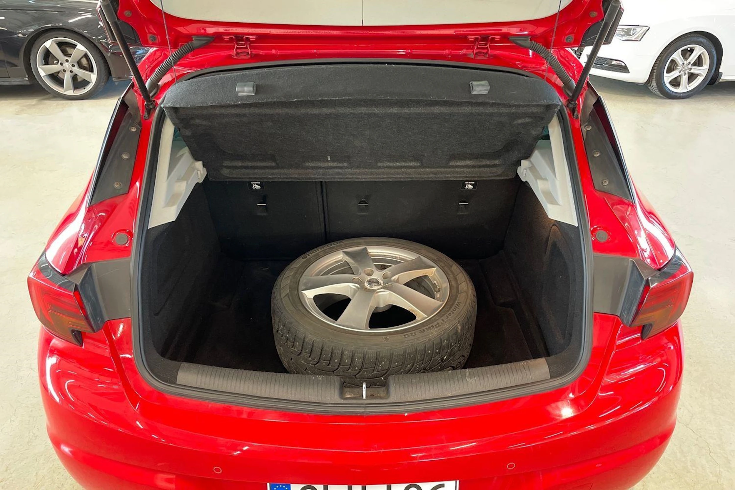 punainen Opel Astra 2016 kuva 23.
