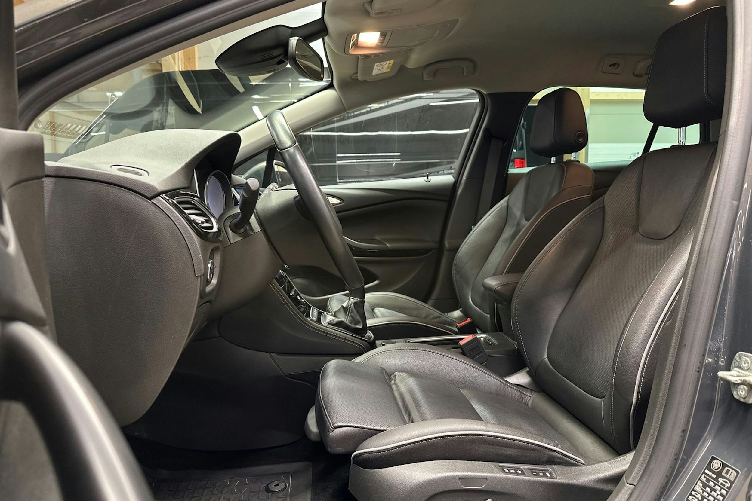 harmaa Opel Astra 2016 kuva 17.