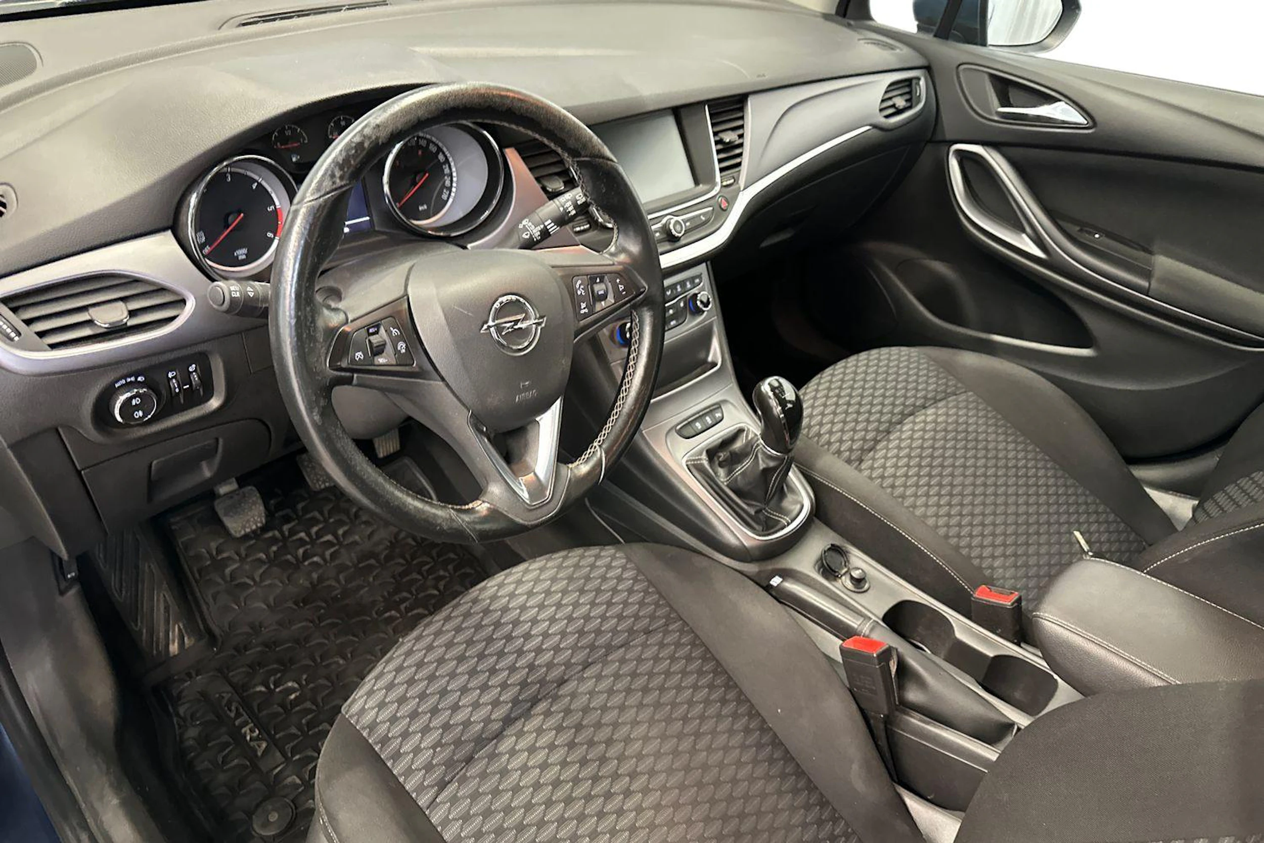 sininen Opel Astra 2016 kuva 6.