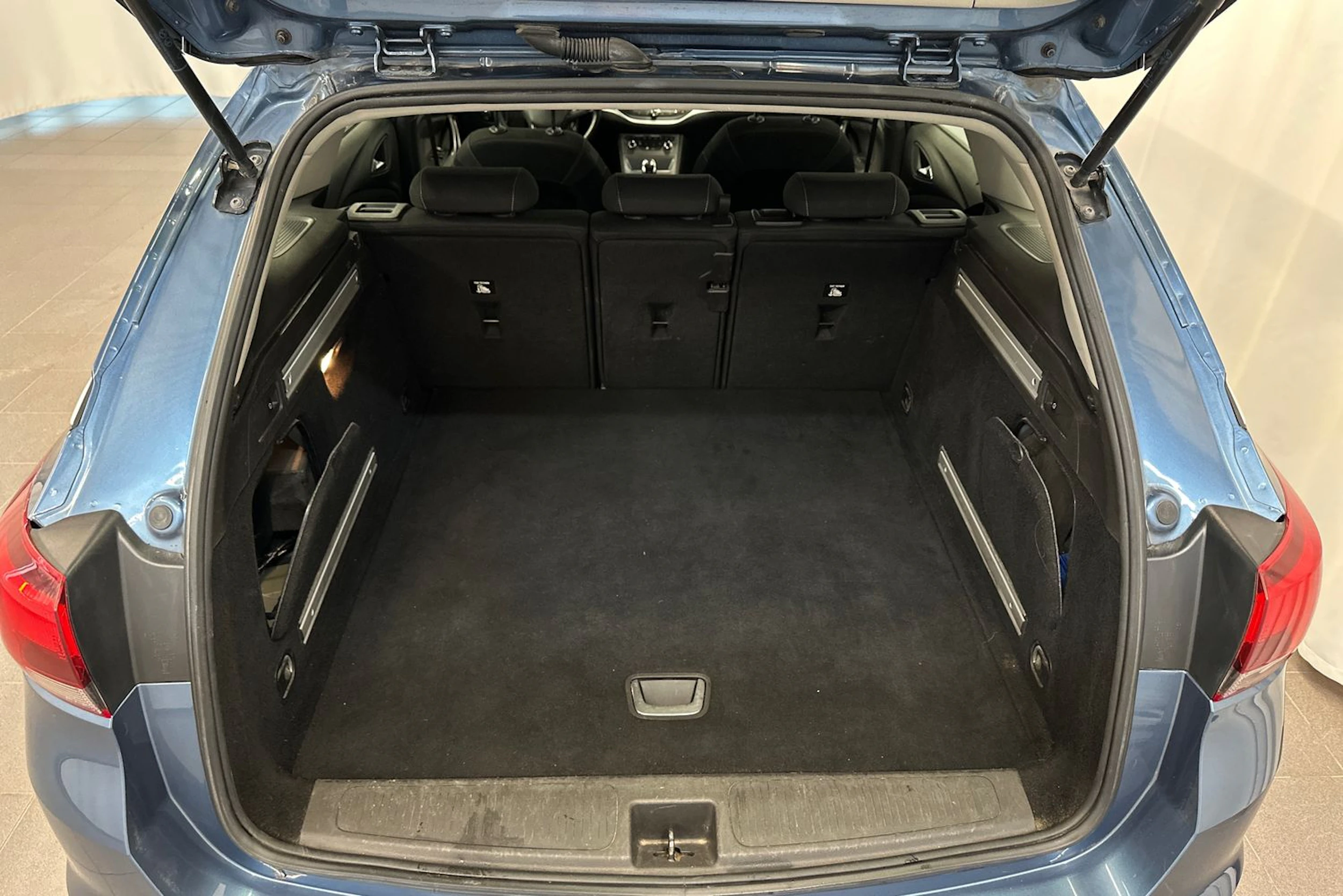 sininen Opel Astra 2016 kuva 11.