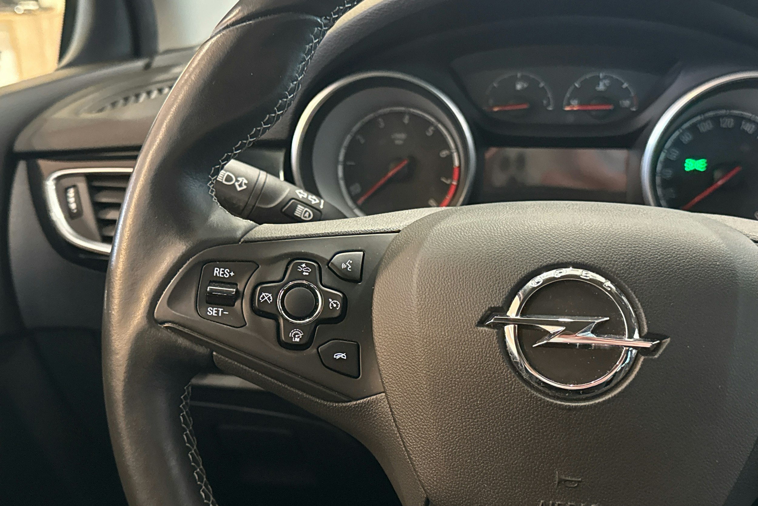 harmaa Opel Astra 2016 kuva 12.