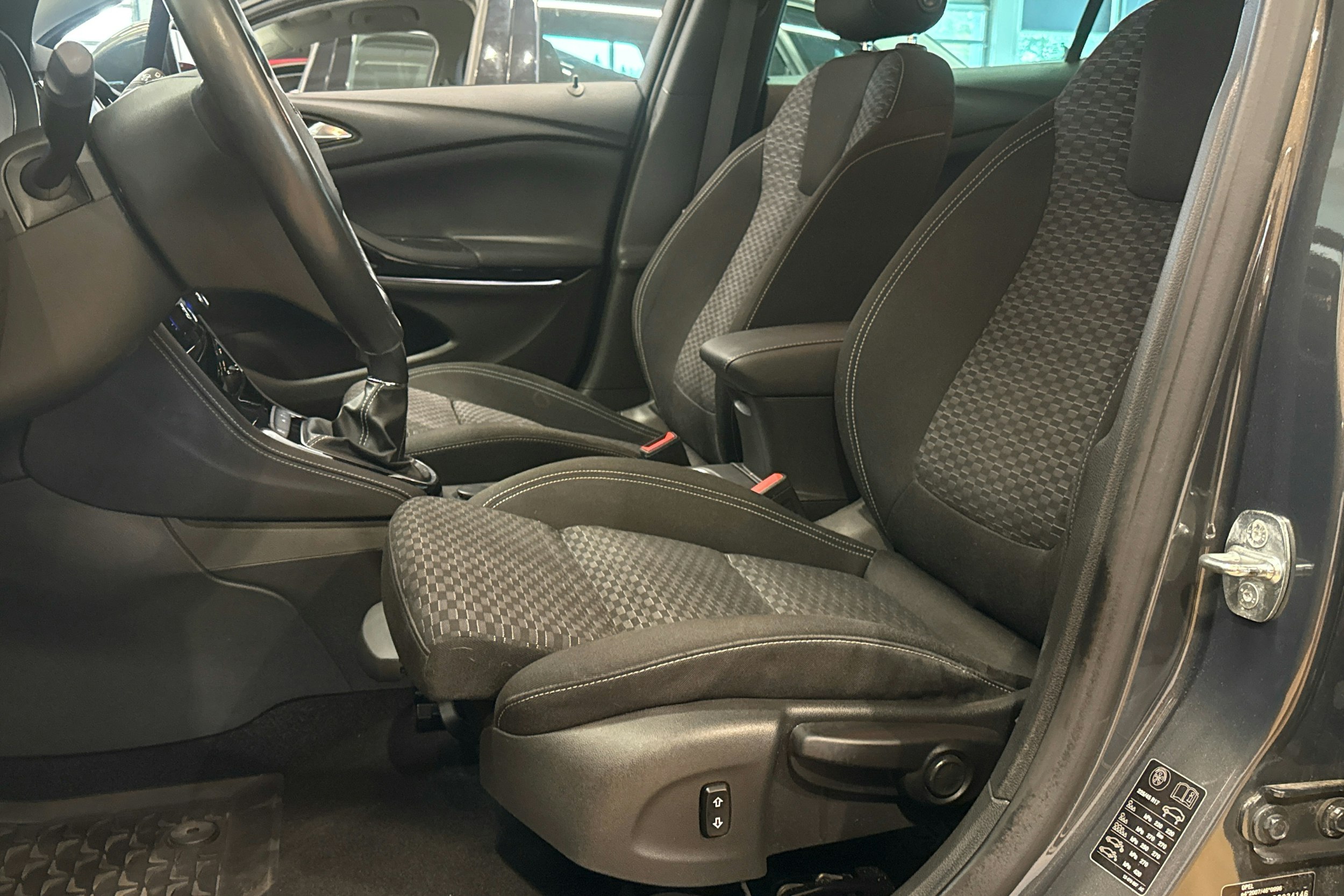 harmaa Opel Astra 2016 kuva 18.
