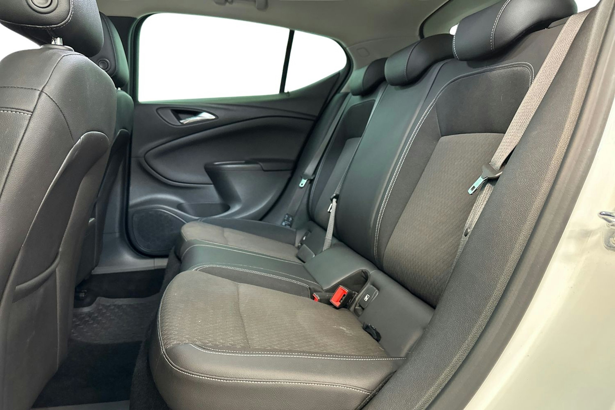 valkoinen Opel Astra 2016 kuva 10.