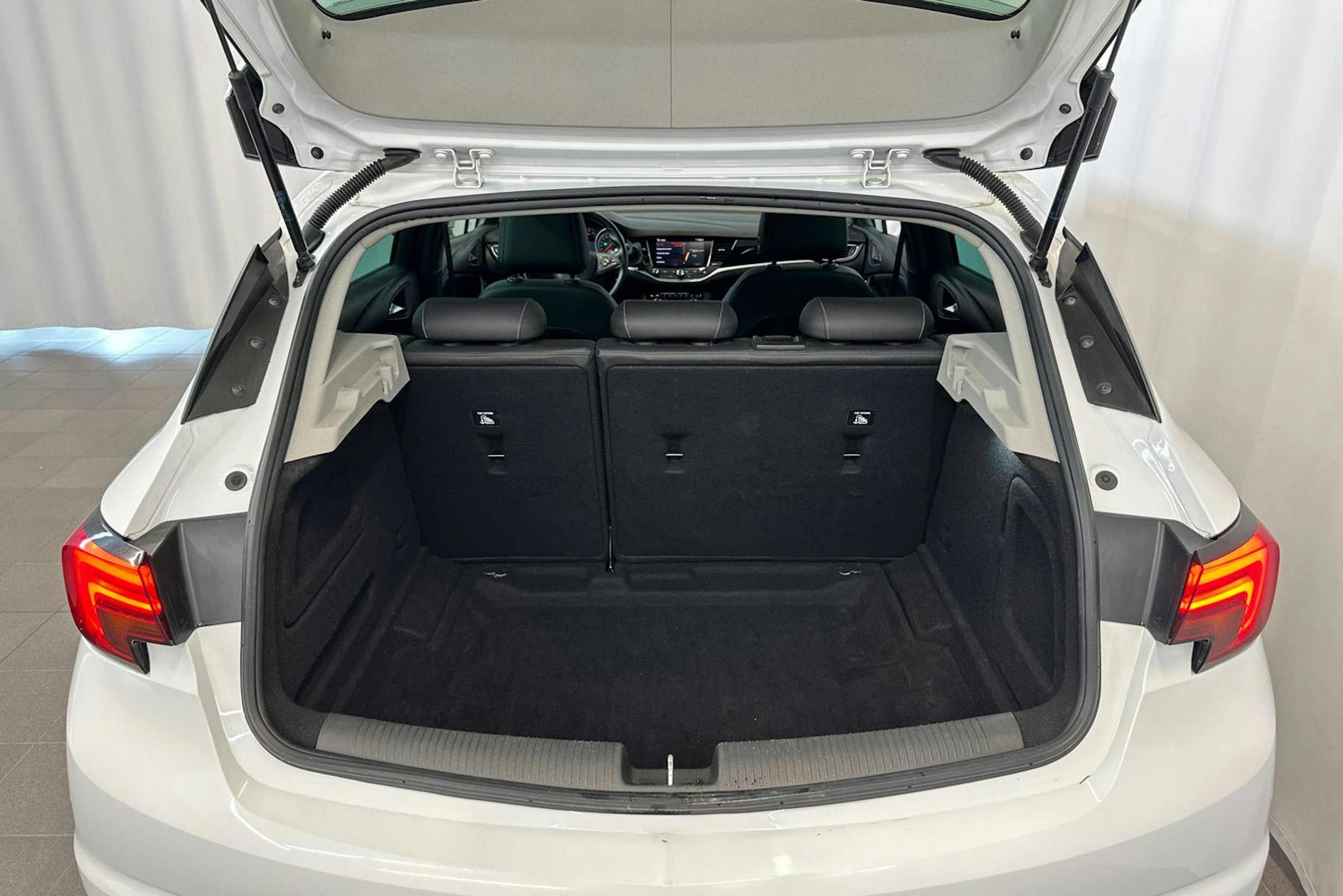 valkoinen Opel Astra 2016 kuva 15.