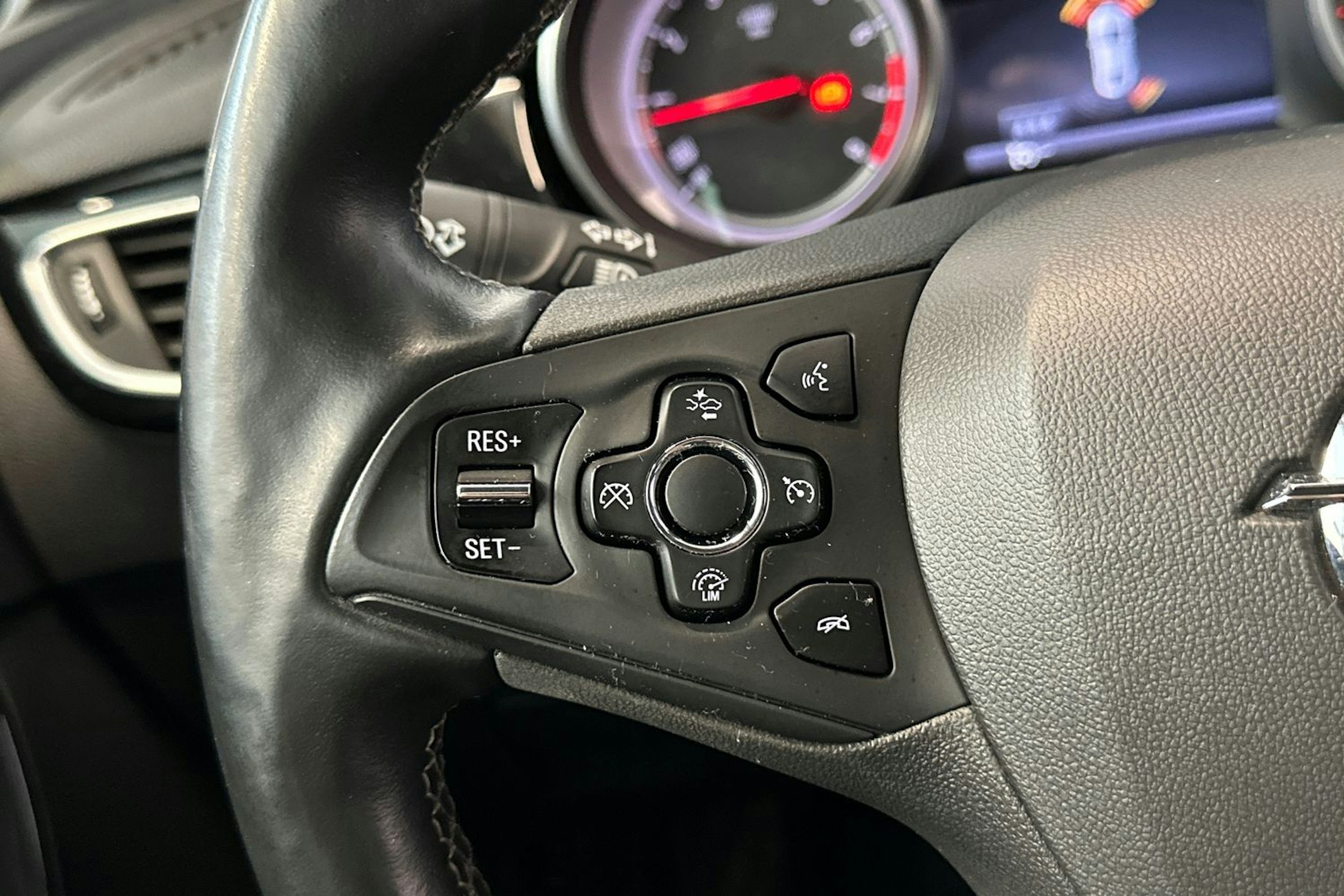 valkoinen Opel Astra 2016 kuva 18.